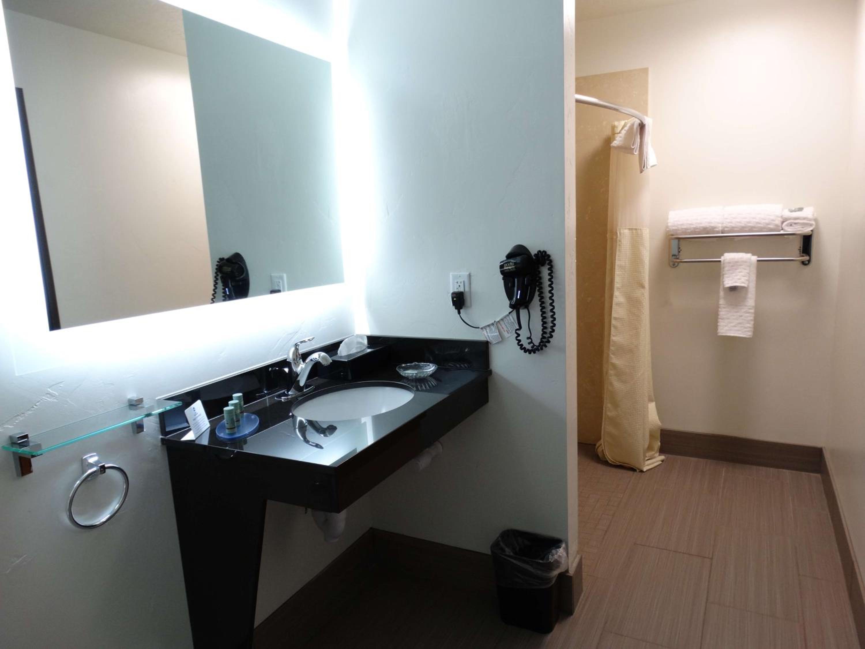 Queen Room with Two Queen Beds and Roll-In Shower - Disability Access photo 3