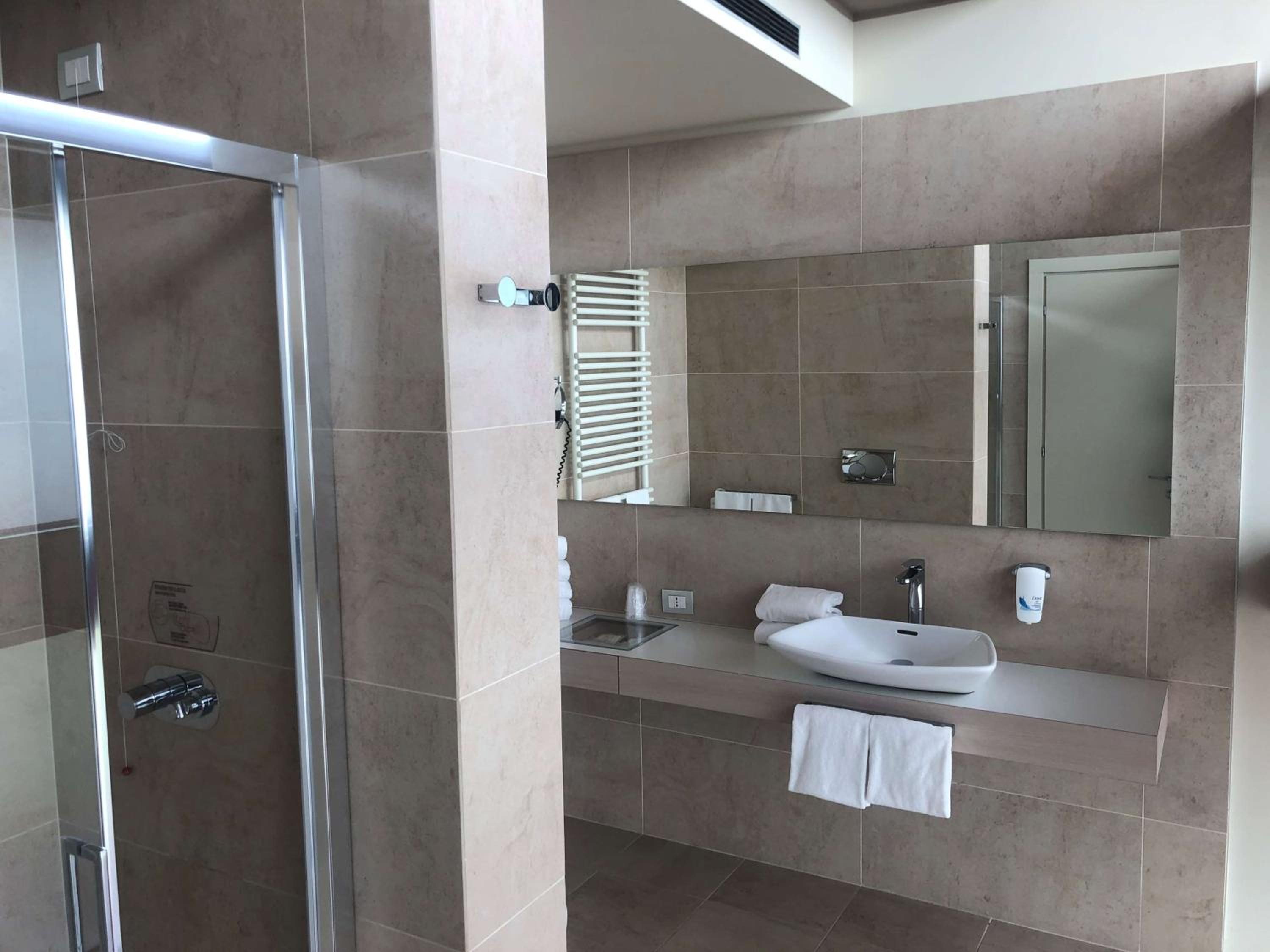 Comfort Queen Room with Extra Single Bed - Photo 9