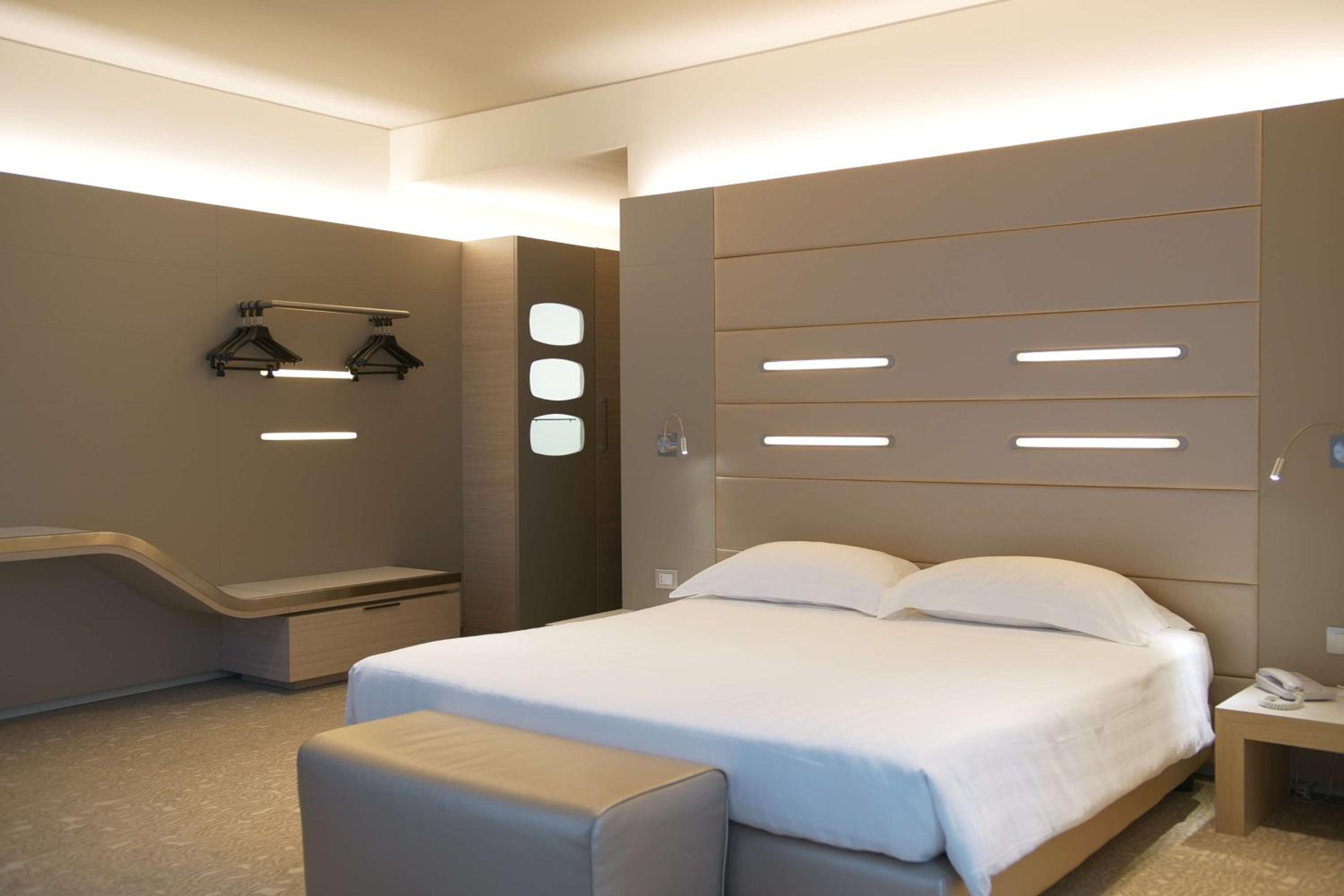 Deluxe Double Room with Shower - Photo 9