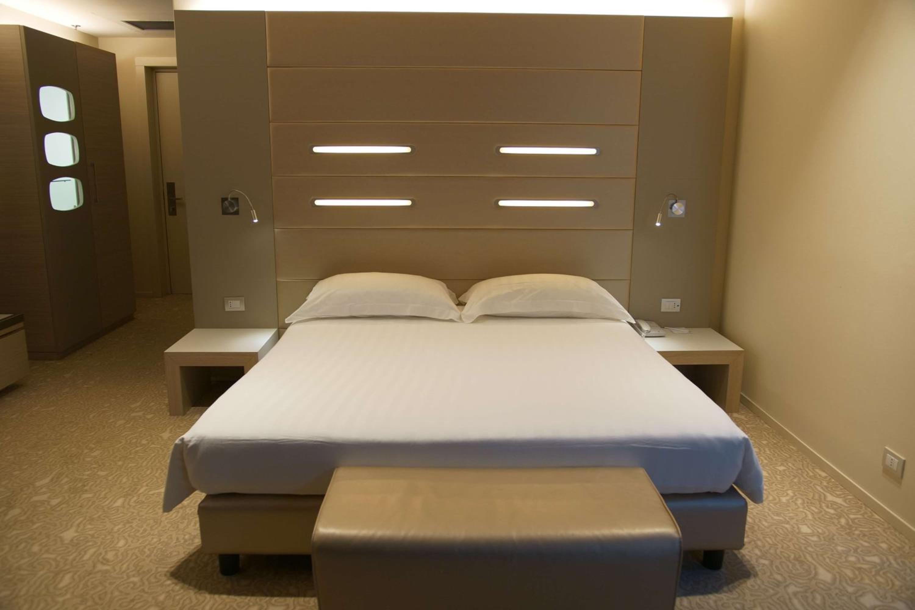 Deluxe Double Room with Shower - Photo 6