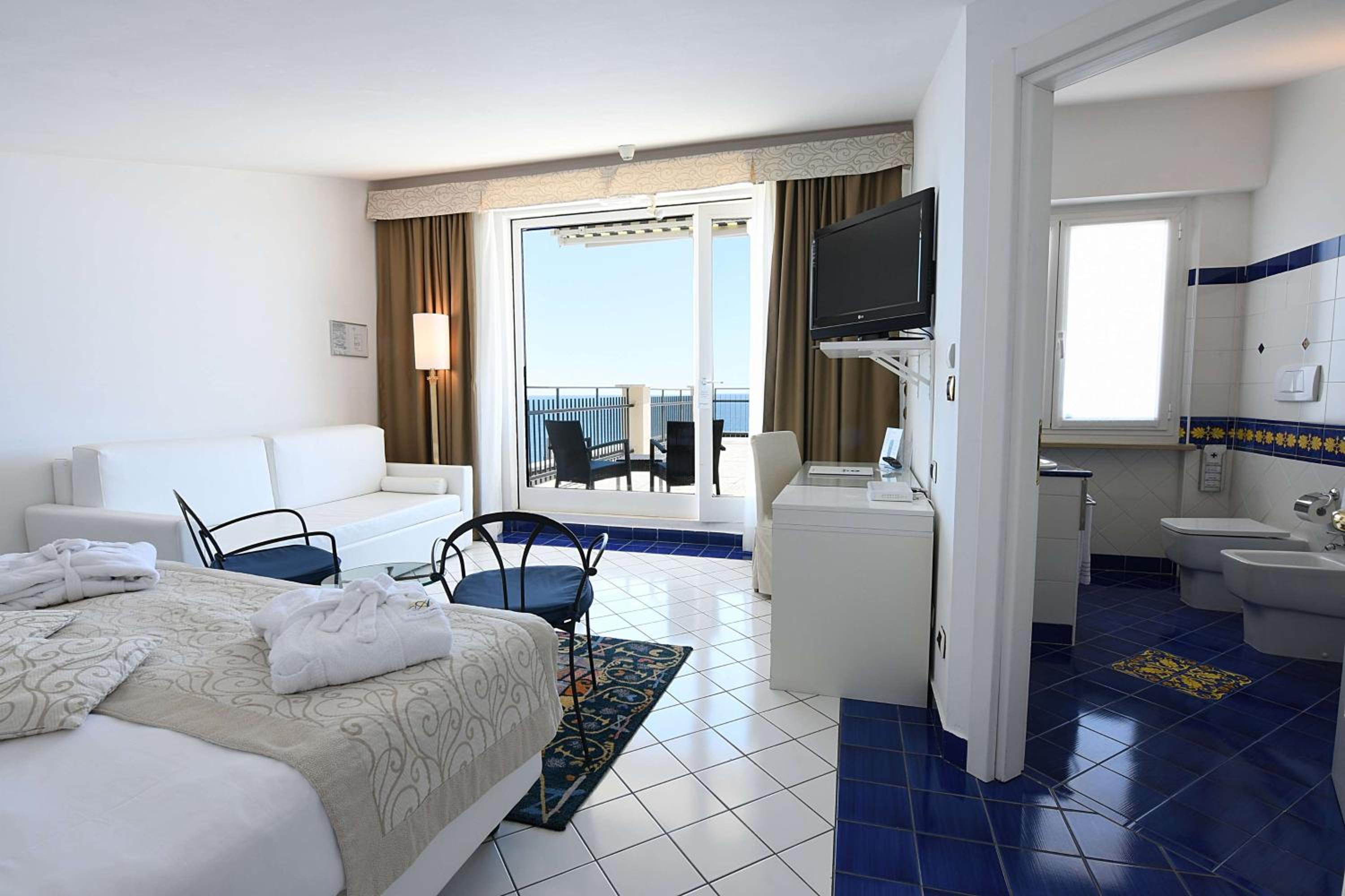 Deluxe King Room with Sea View - Photo 3