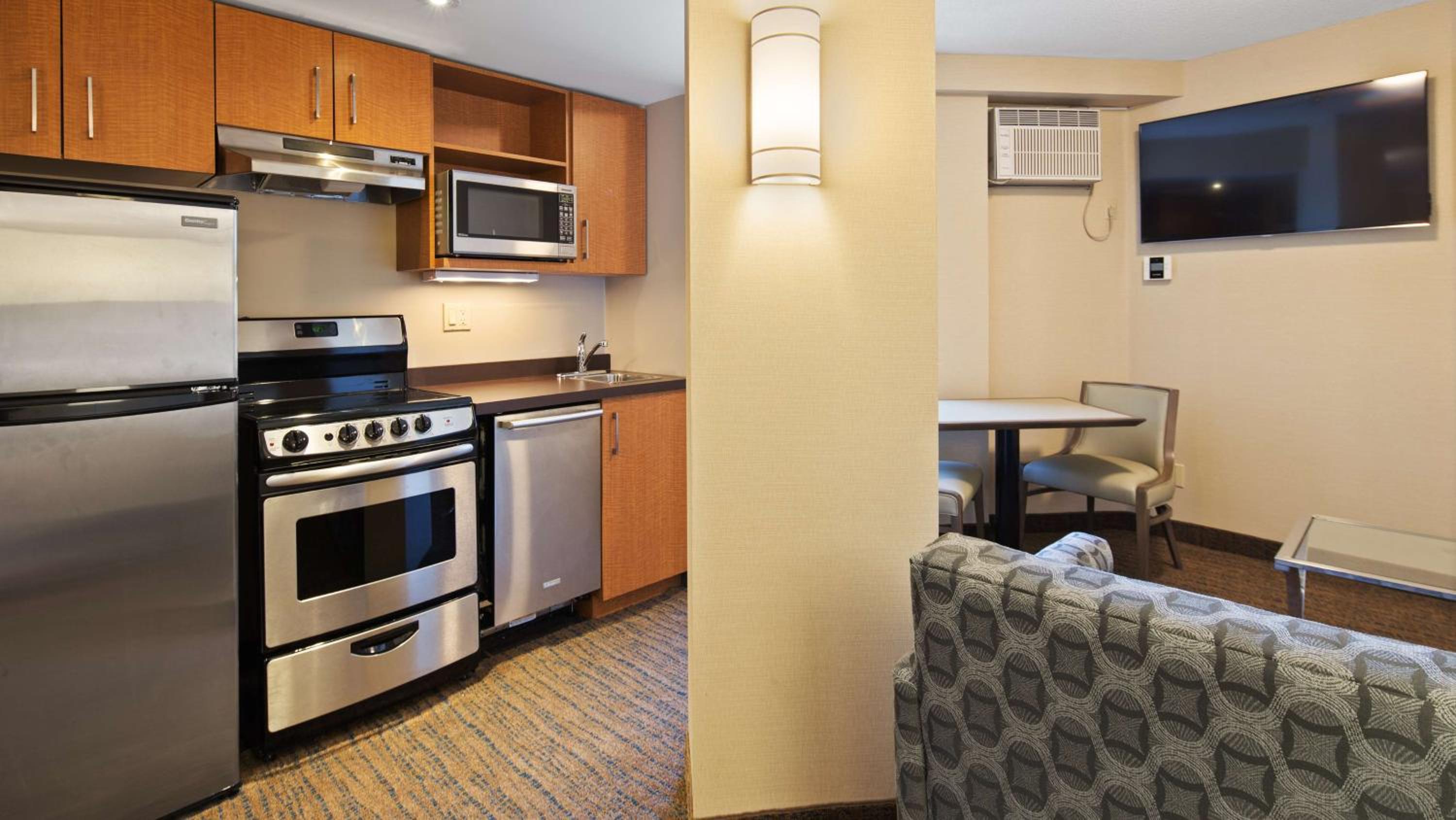 Queen Suite with Two Queen Beds and Kitchenette - Non-Smoking thumbnail 5