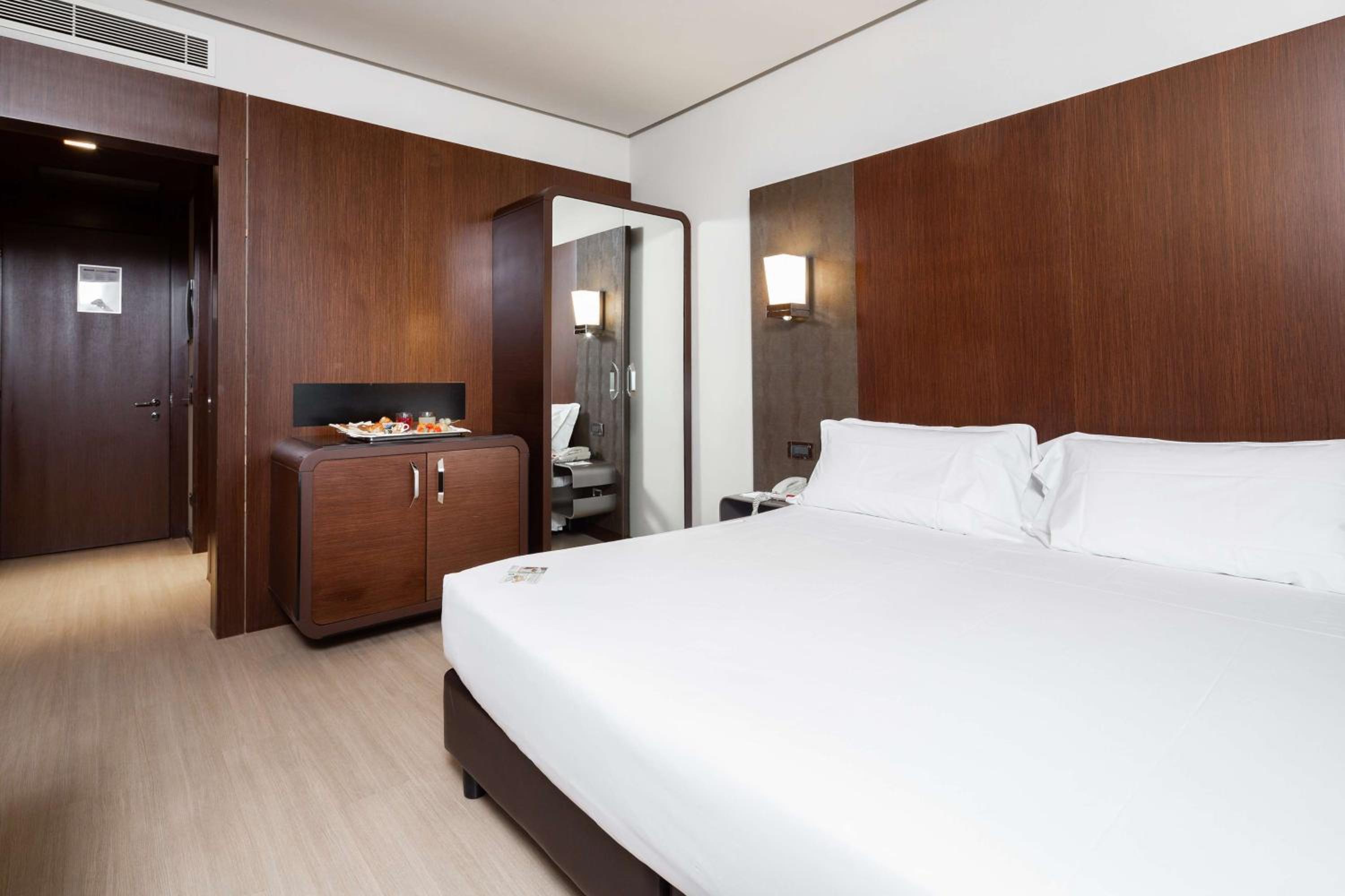 Standard King Room with Single Bed - Photo 2