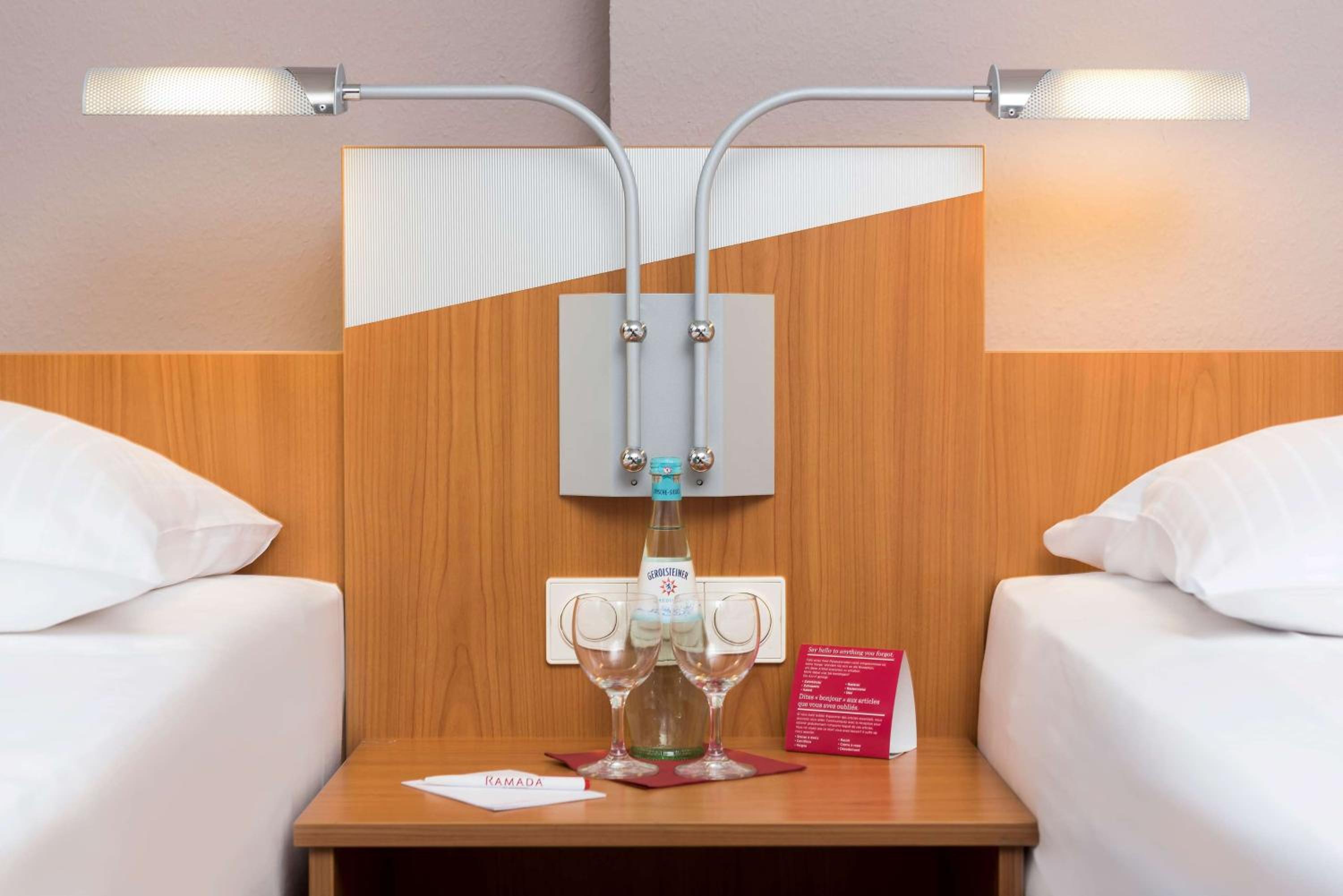 Twin Room - Non-Smoking - Photo 3