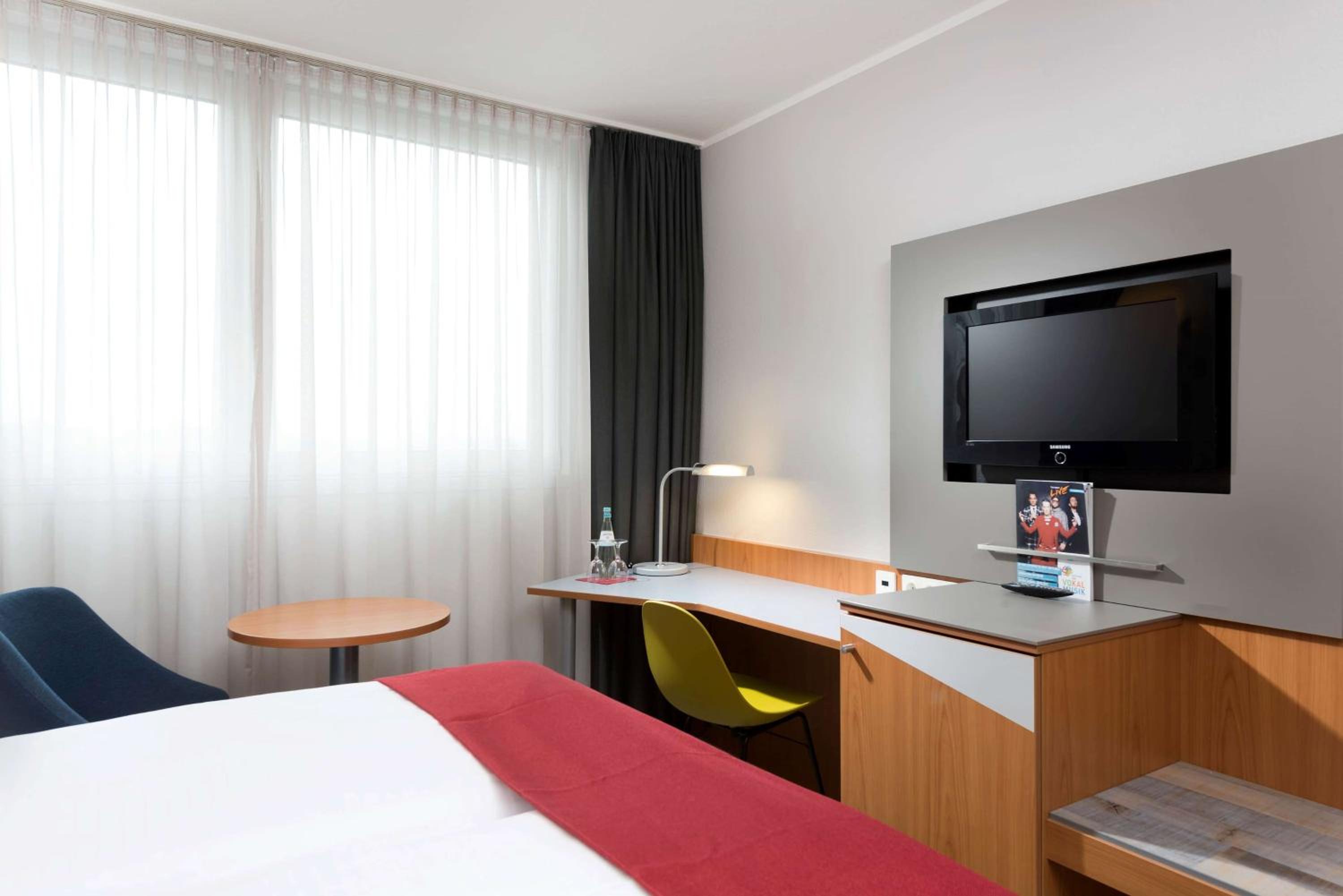 Standard Room, 1 Queen Bed - Photo 6