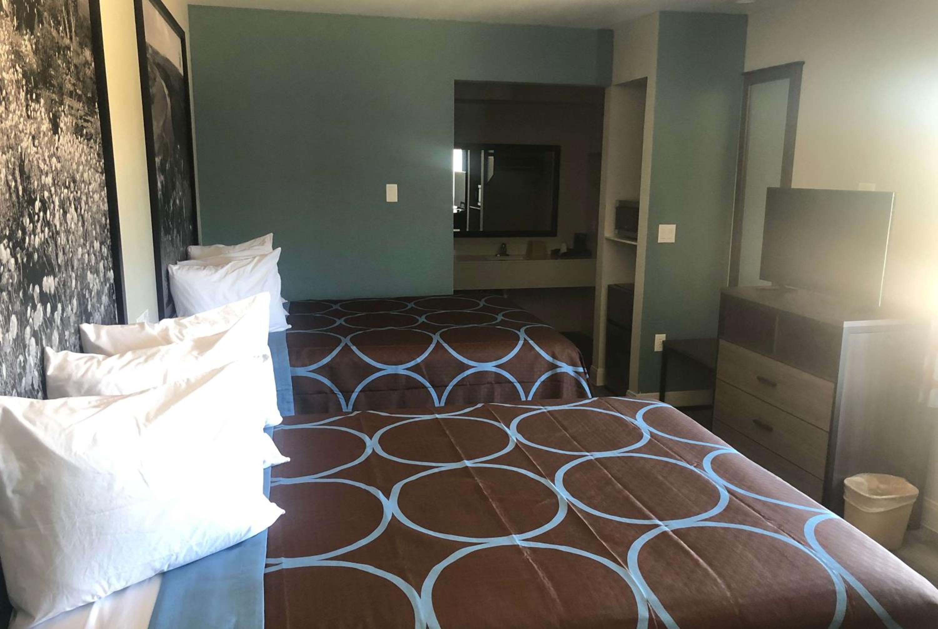 Queen Room with Two Queen Beds - Non-Smoking - Photo 1