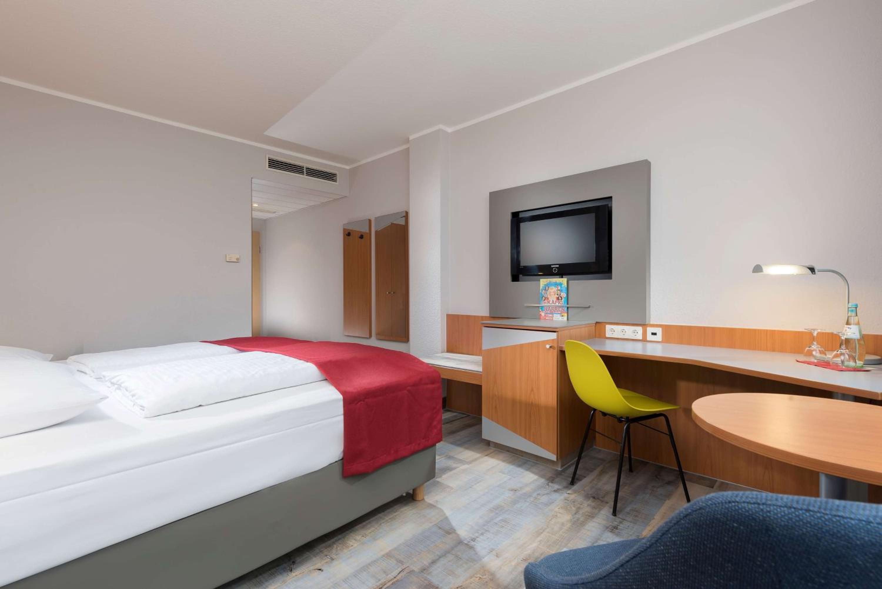 Standard Room, 1 Queen Bed - Photo 4