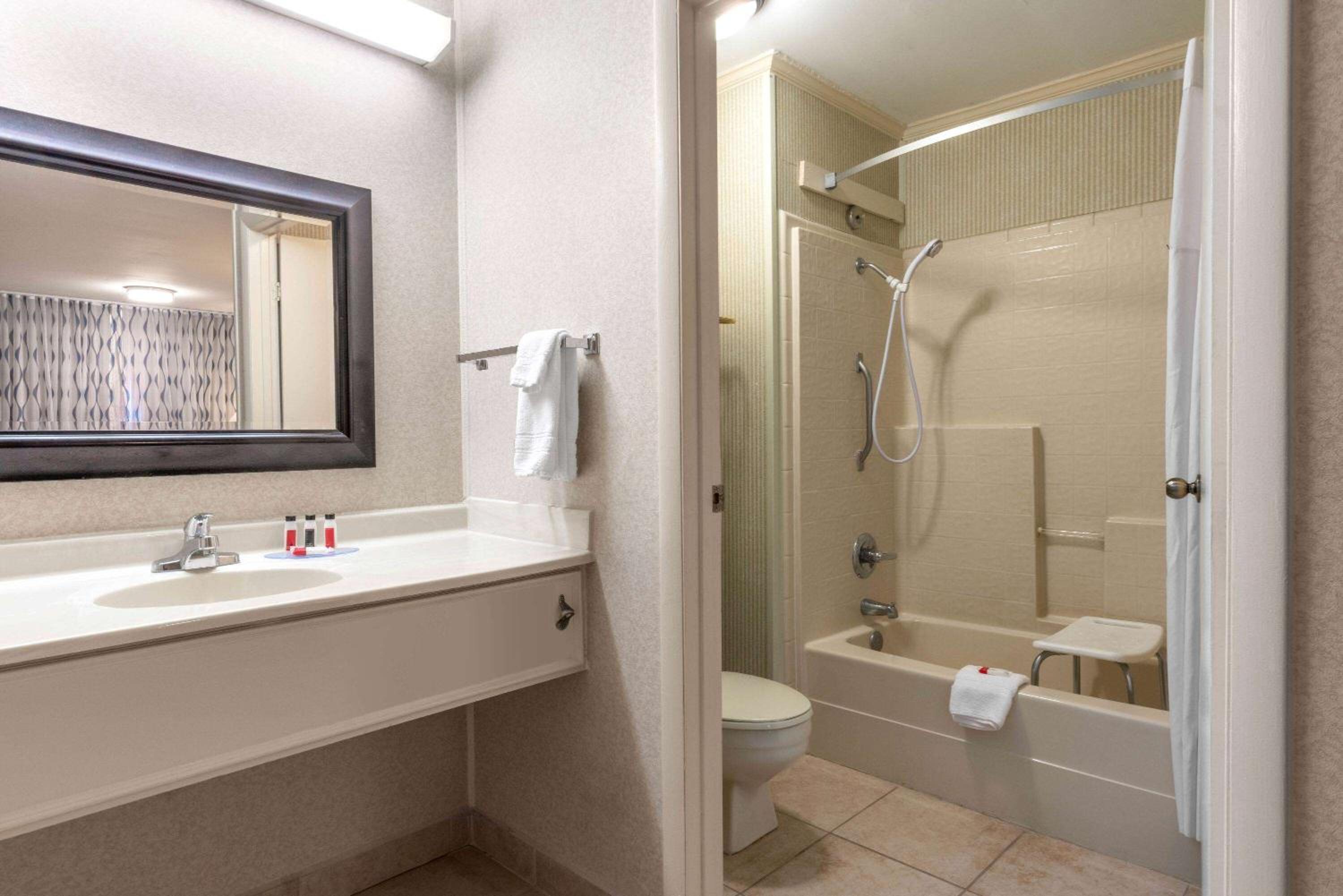 King Room - Non-Smoking - Photo 7