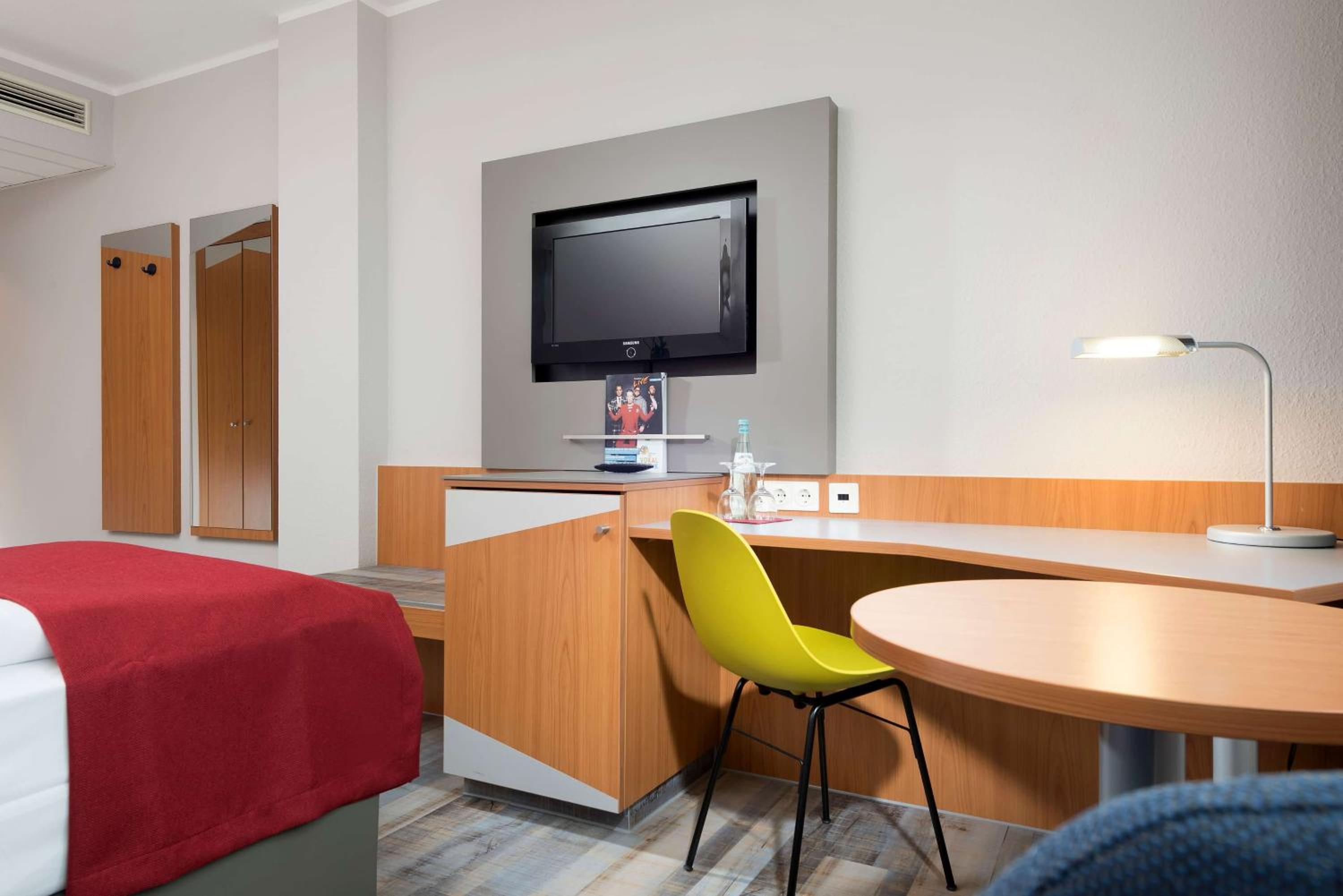 Standard Room, 1 Queen Bed - Photo 2
