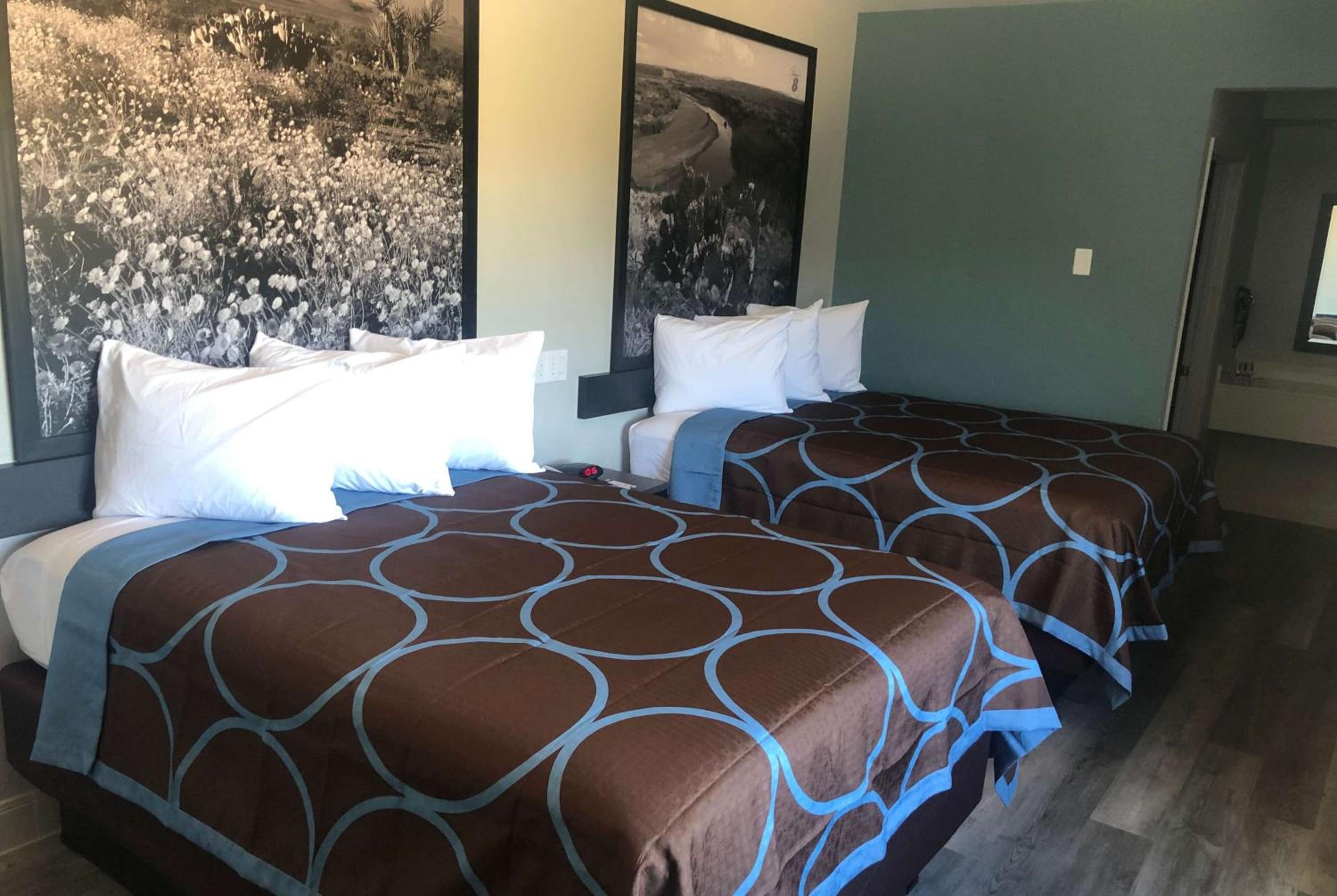 Queen Room with Two Queen Beds - Non-Smoking - Photo 2