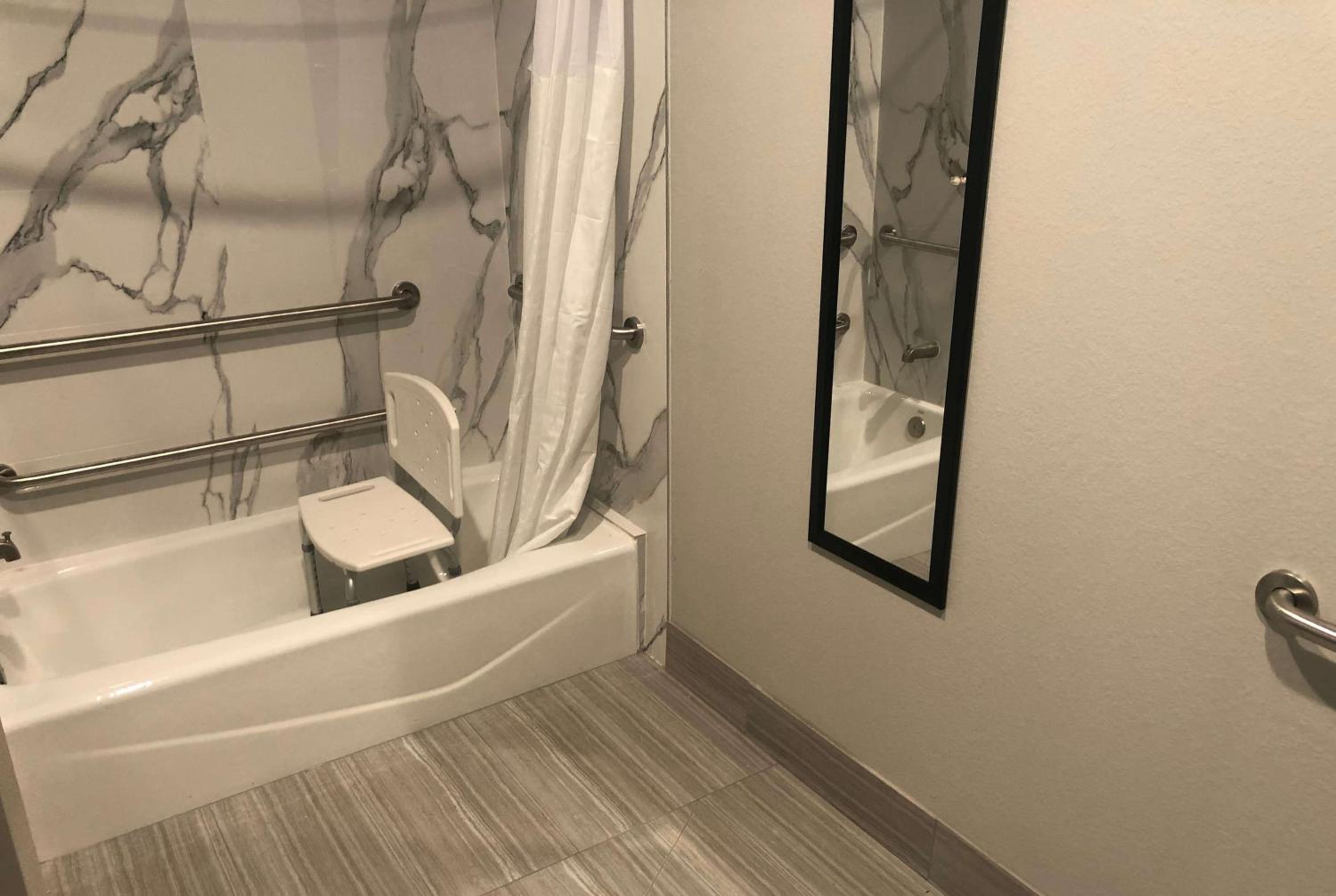 Queen Room with Two Queen Beds - Mobility Access/Non-Smoking - Photo 6