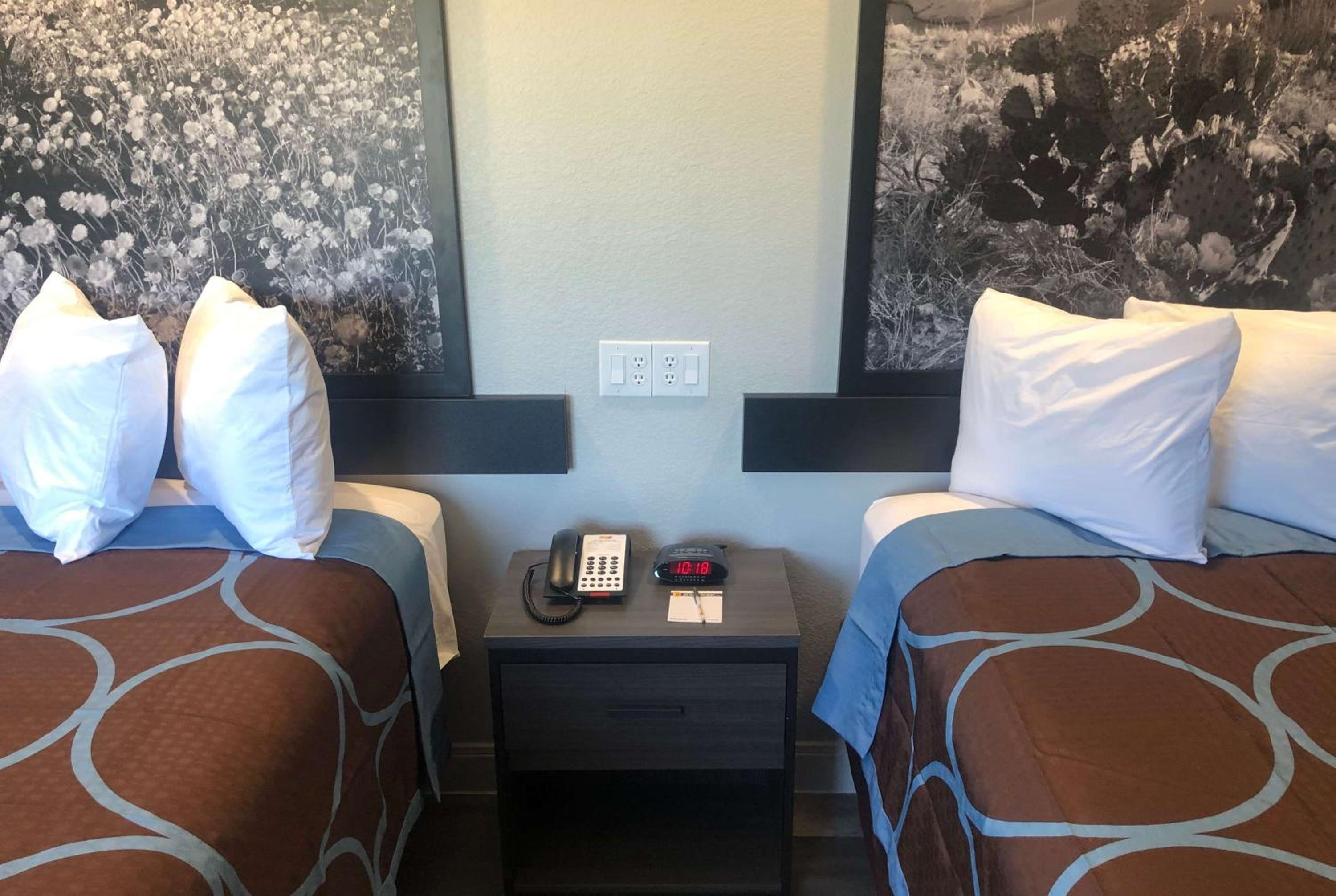 Queen Room with Two Queen Beds - Non-Smoking - Photo 4