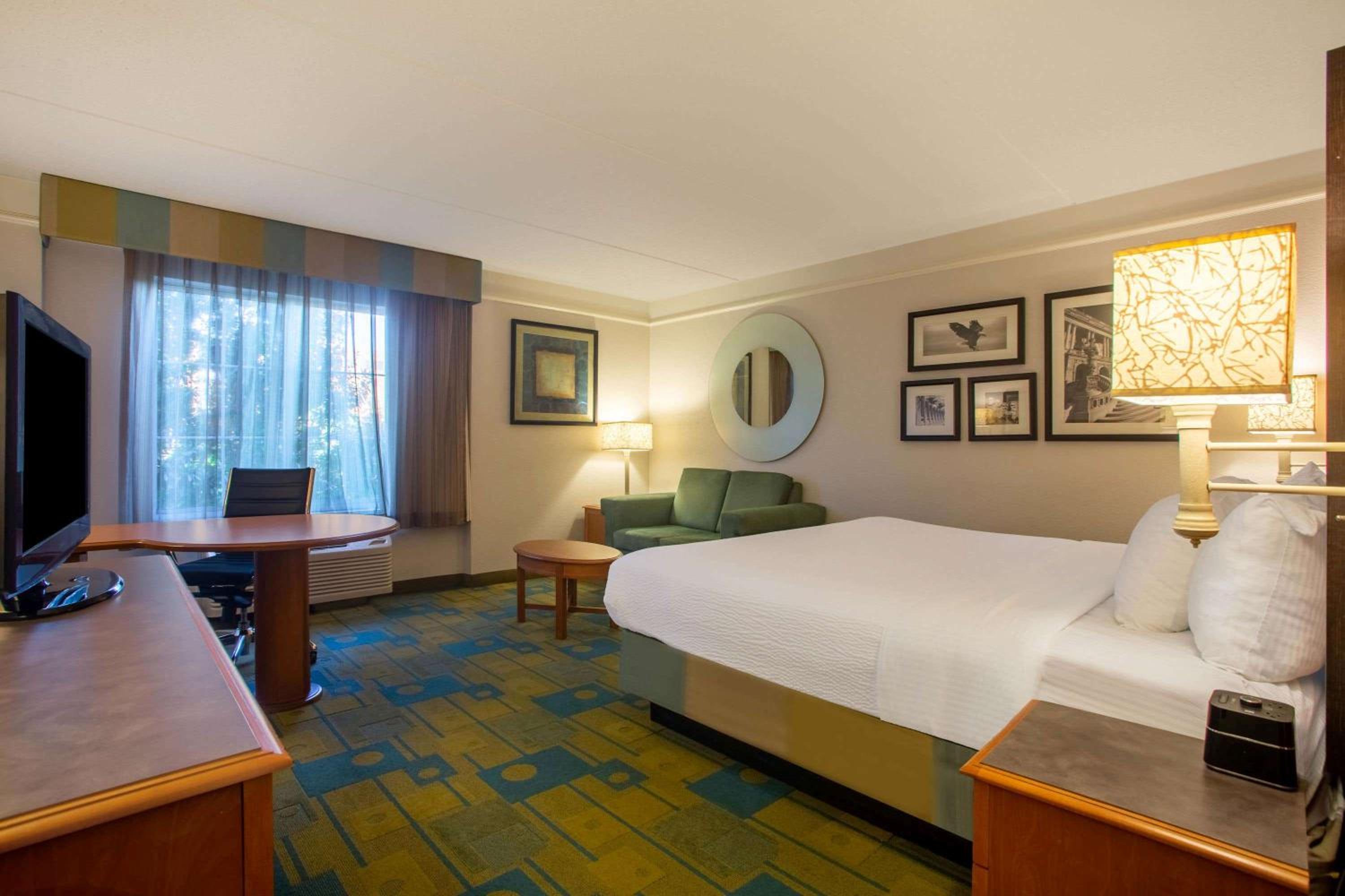 Deluxe King Room - Non-Smoking - Photo 1