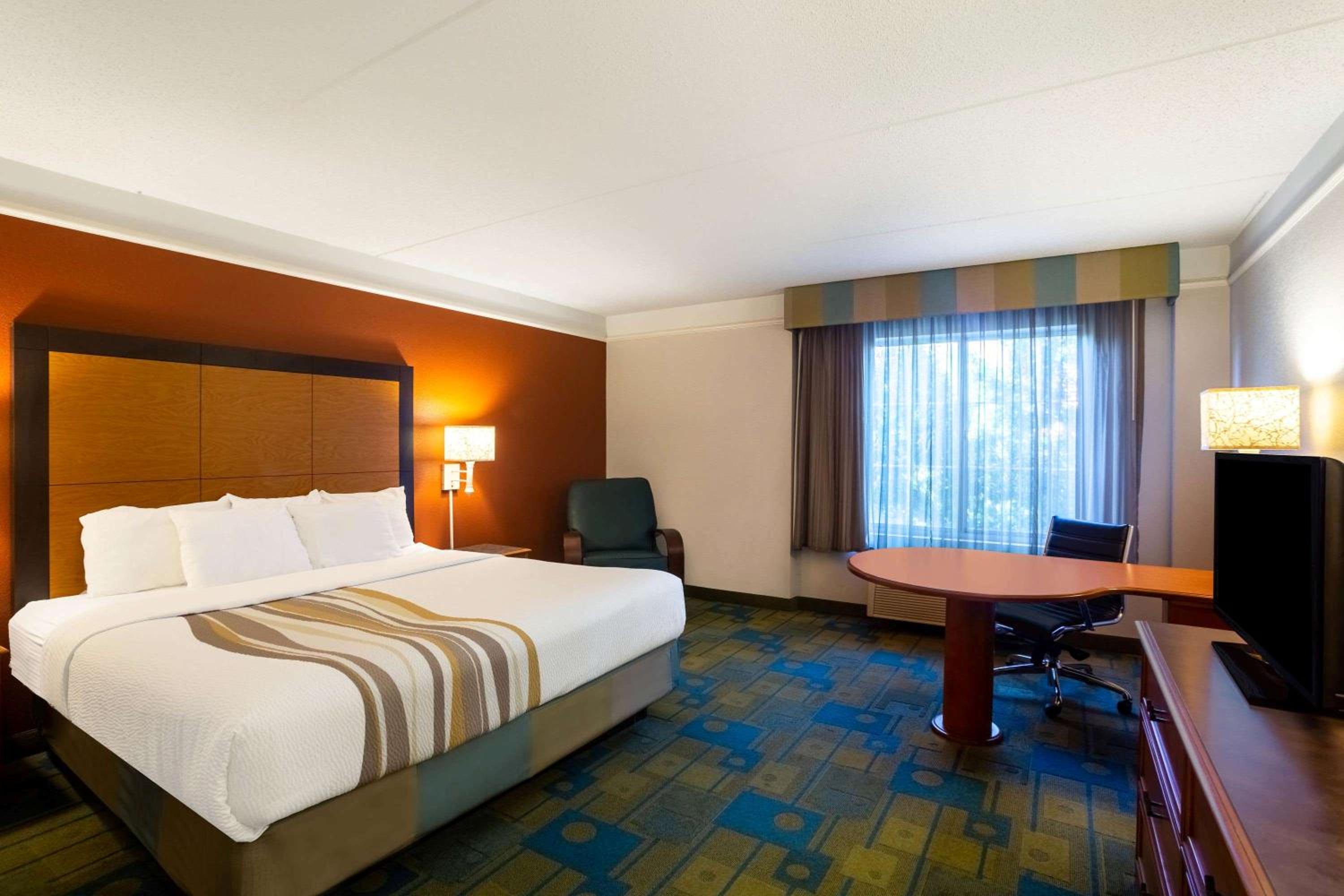 Deluxe King Room - Non-Smoking - Photo 4