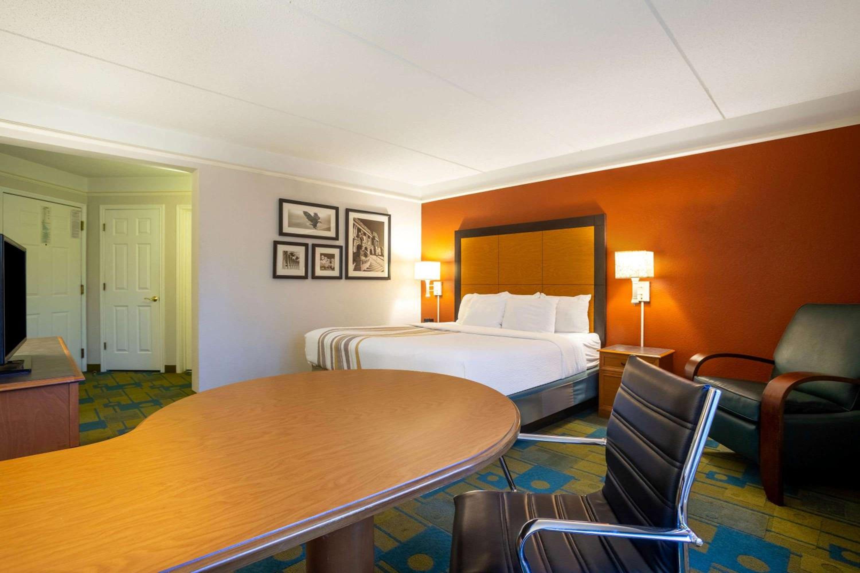 Deluxe King Room - Non-Smoking - Photo 2