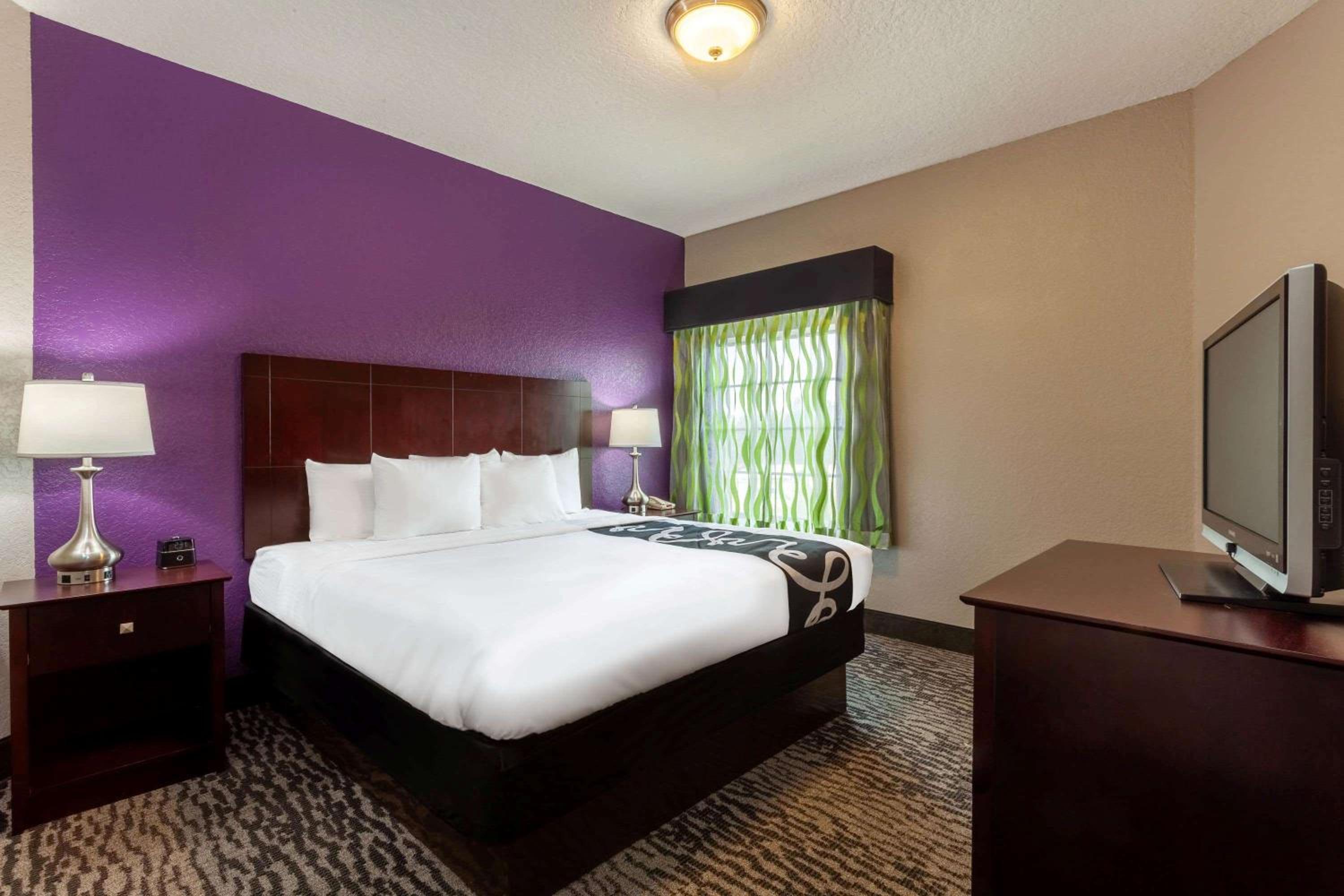 Studio King Suite - Mobility and Hearing Access/Non-Smoking