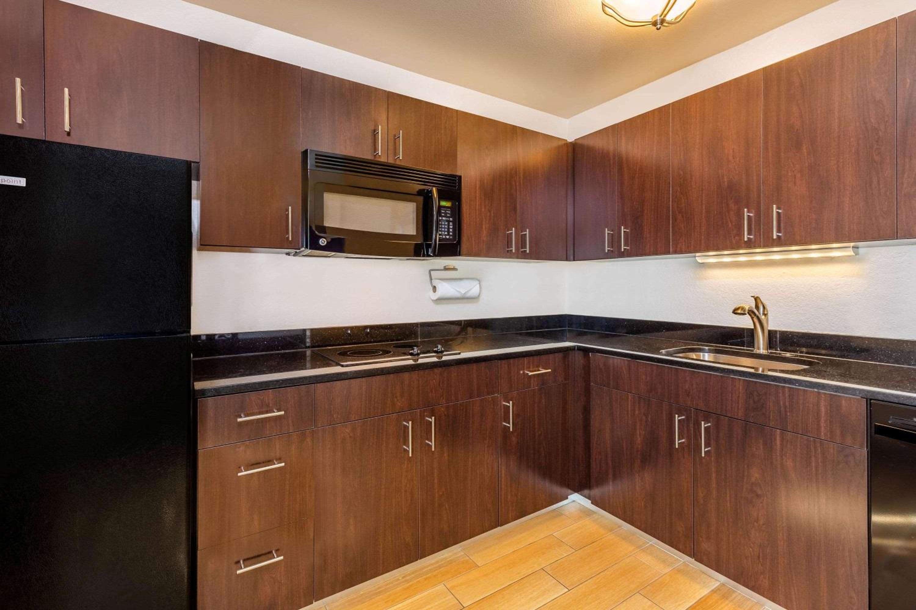 Deluxe King Room with Kitchenette - Non-Smoking - Photo 3