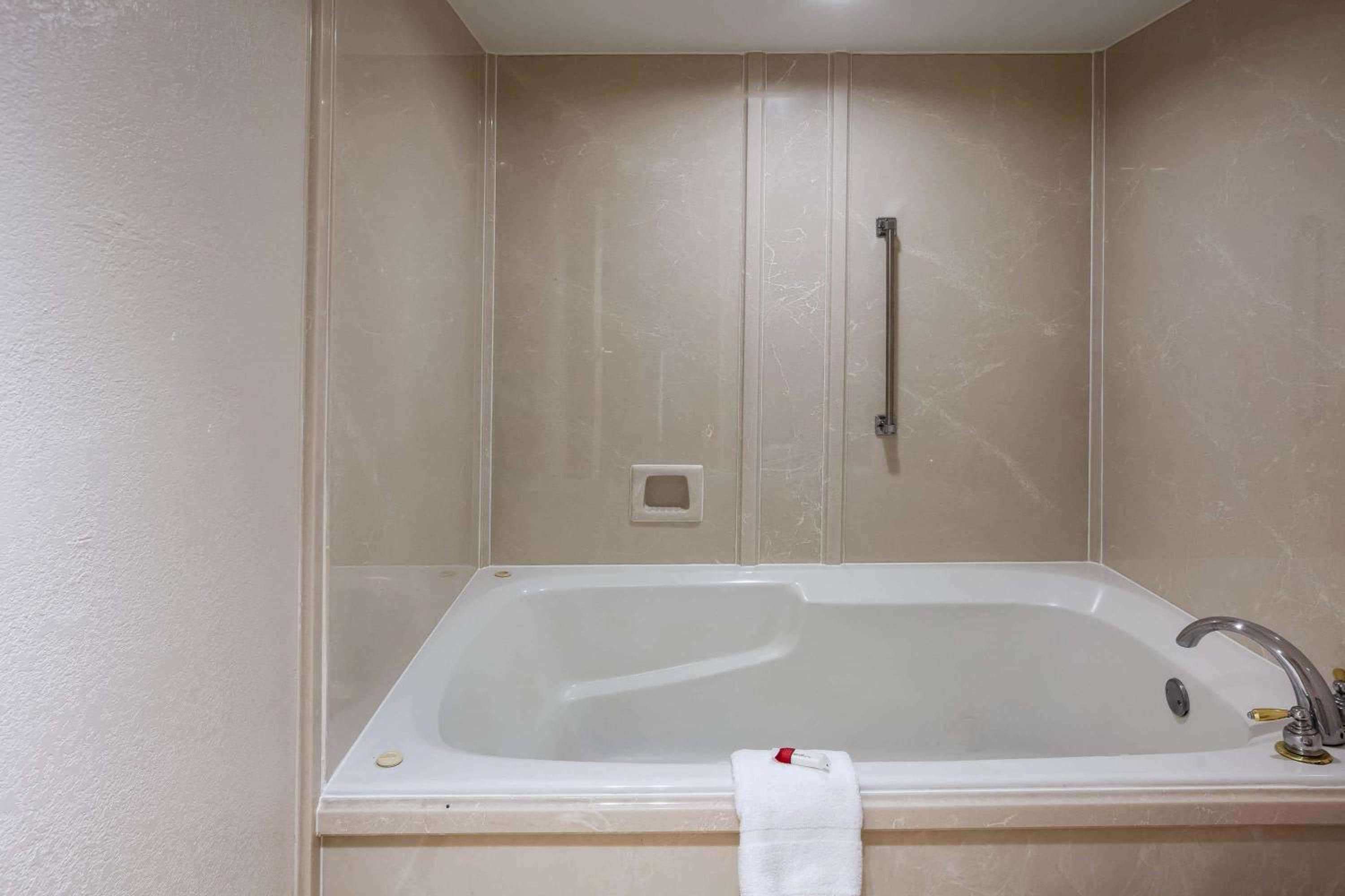 Studio King Suite - Non-Smoking - Photo 9