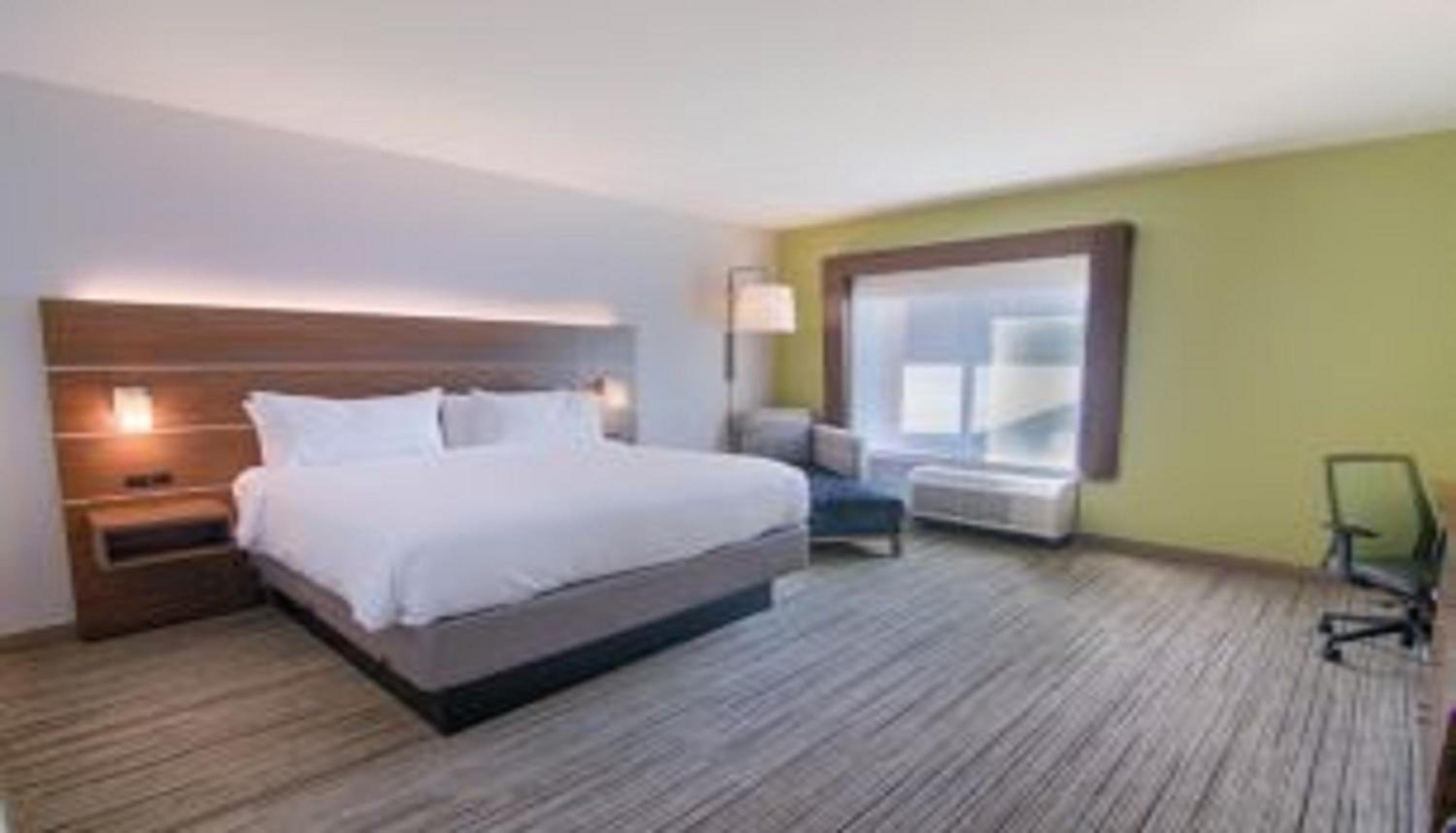 Standard King Room with Walk-In Shower - Photo 1