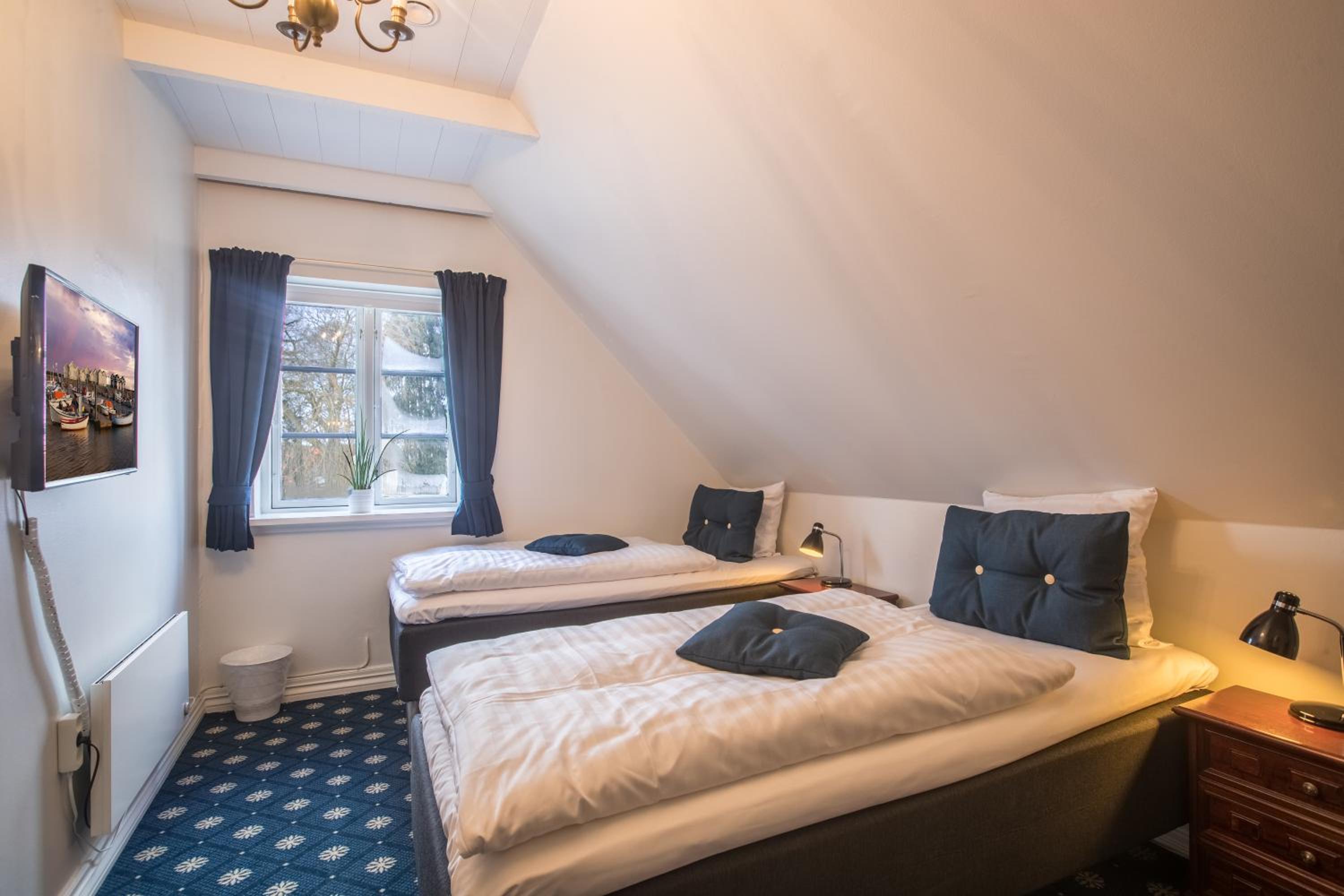 Double or Twin Room with Bathroom photo 1