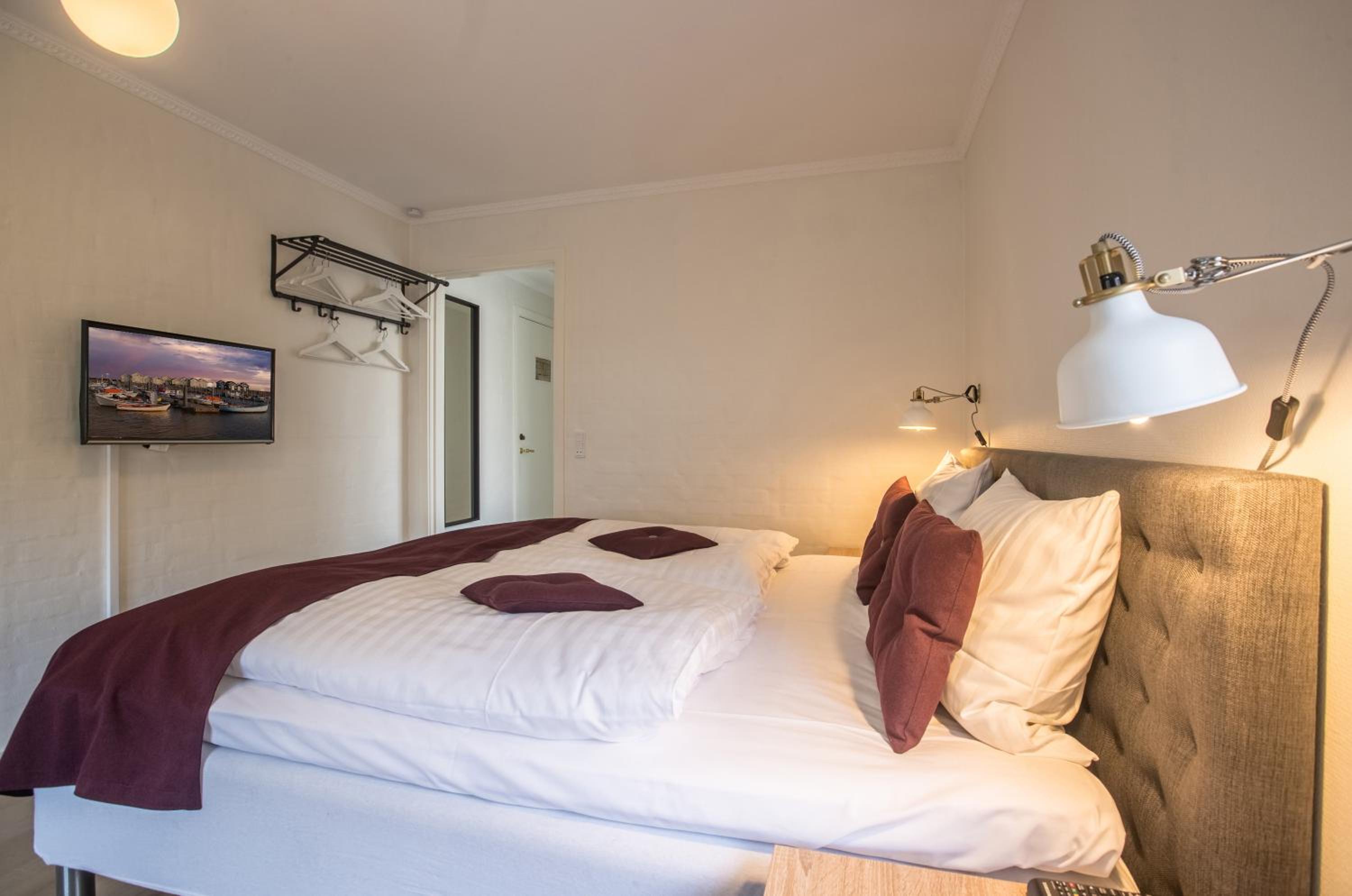 Double or Twin Room with Bathroom photo 2