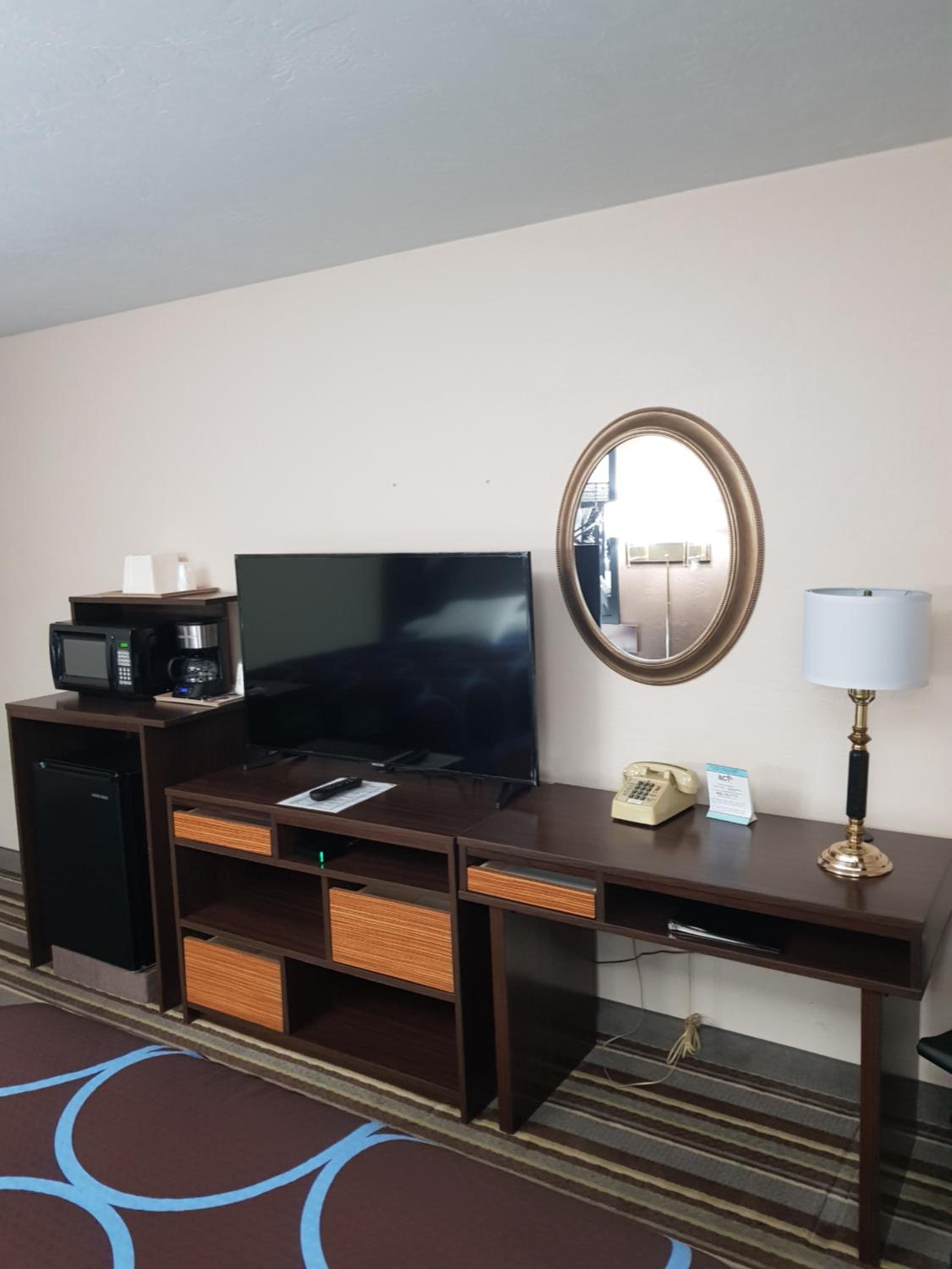 Queen Room with Two Queen Beds - Non-Smoking - Photo 9