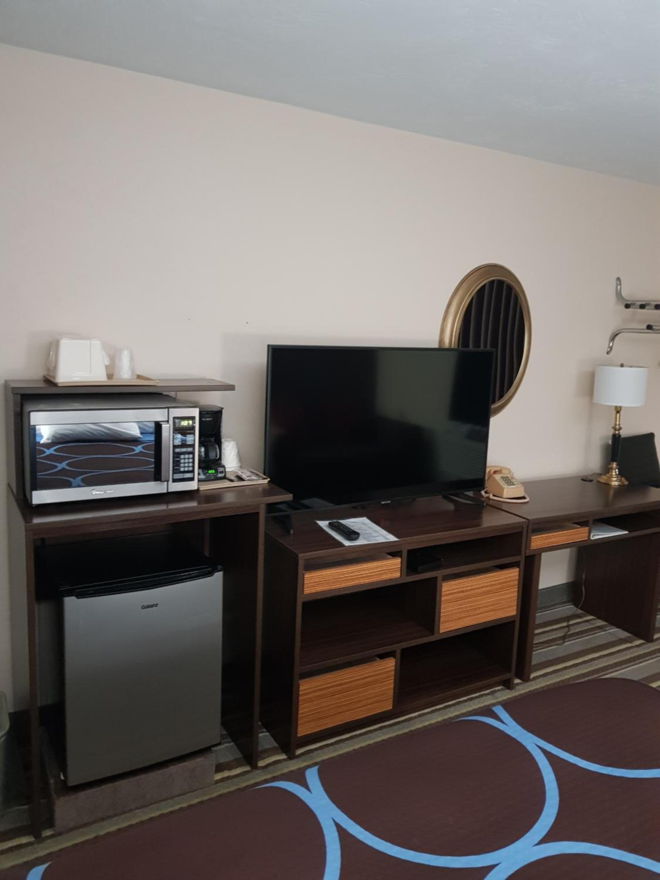 Queen Room with Two Queen Beds - Non-Smoking - Photo 8