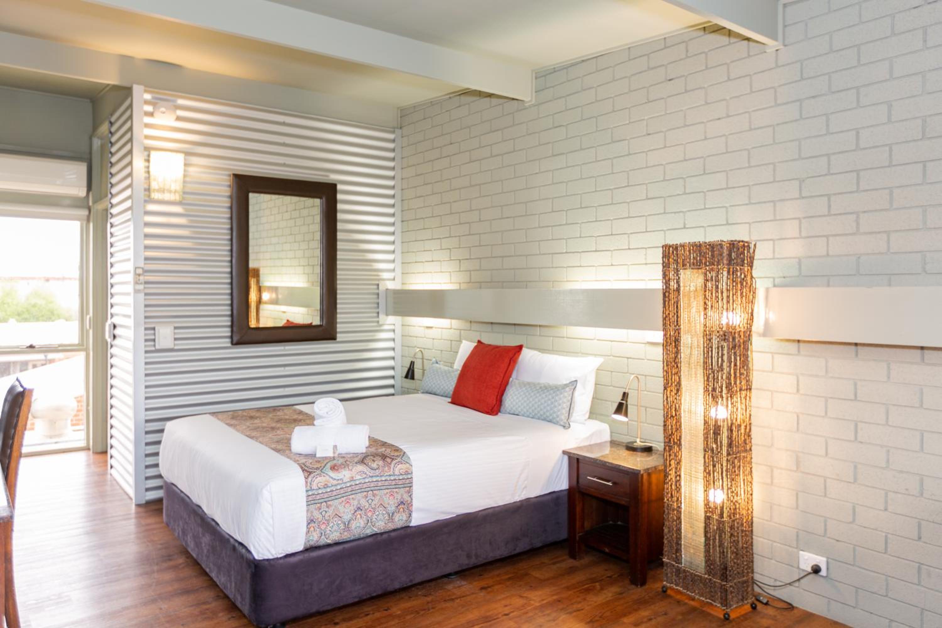 Deluxe Queen Room - Photo 9