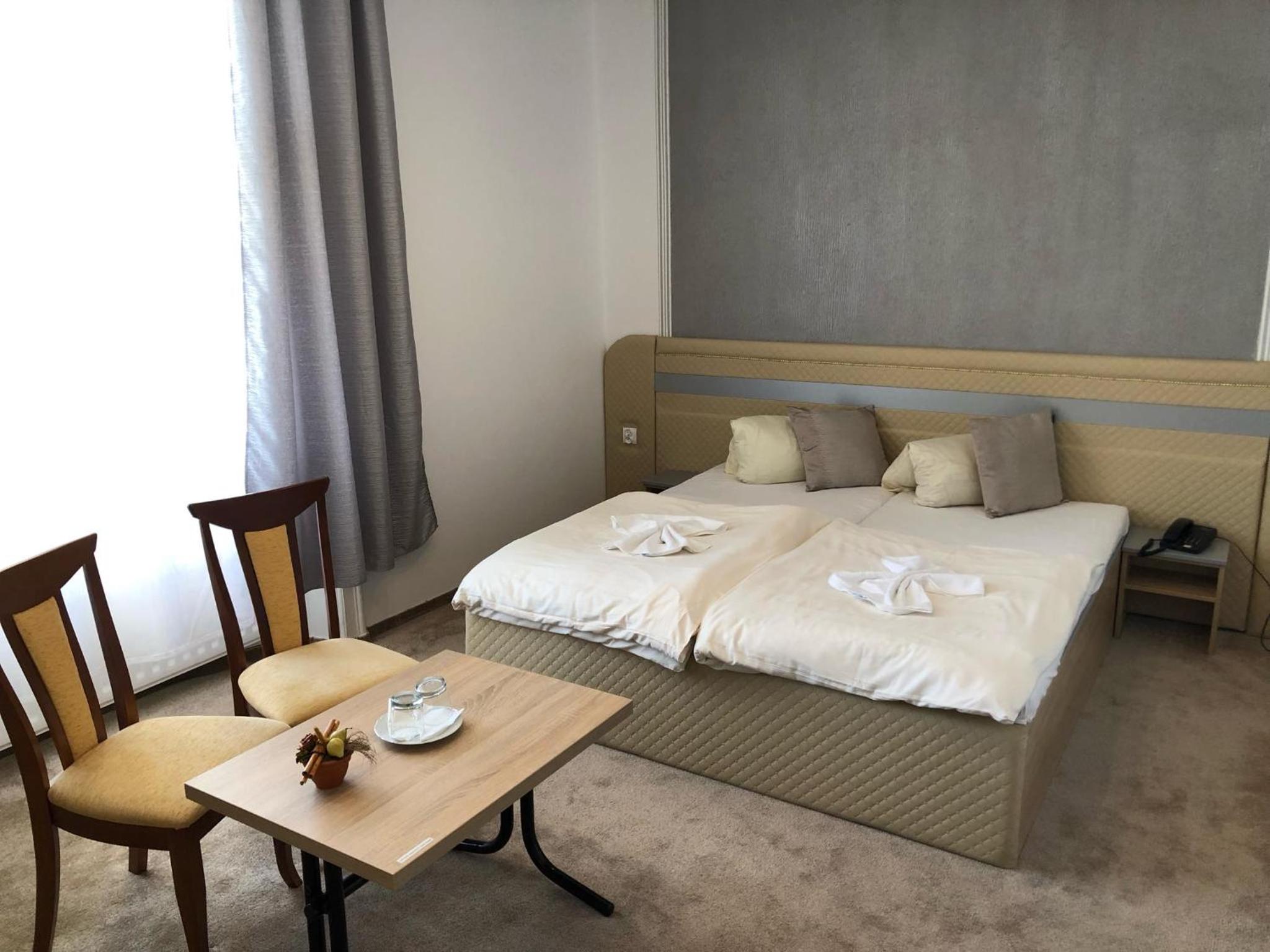 Deluxe Double Room with Shower - Photo 4