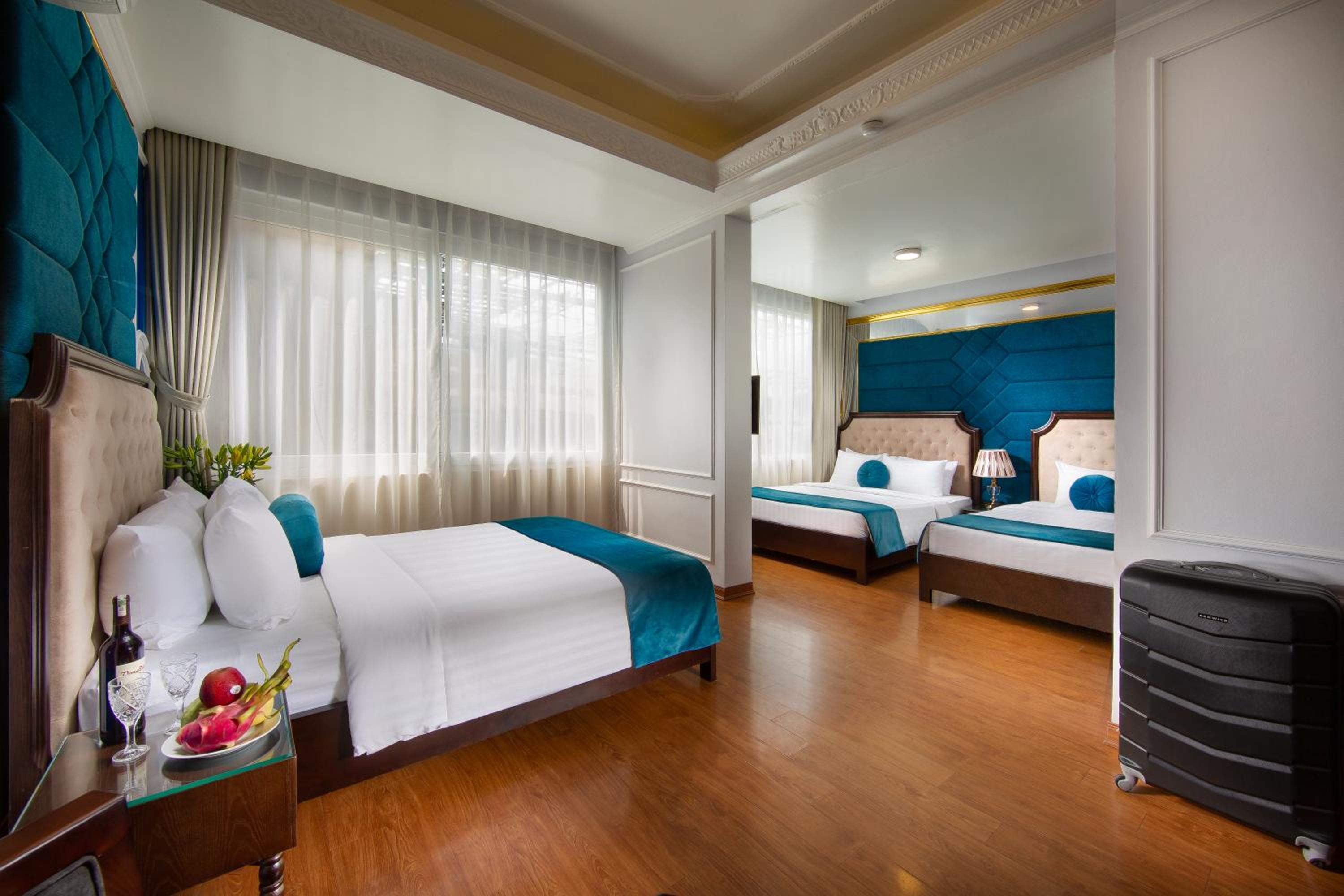 Family Suite with City View photo 1