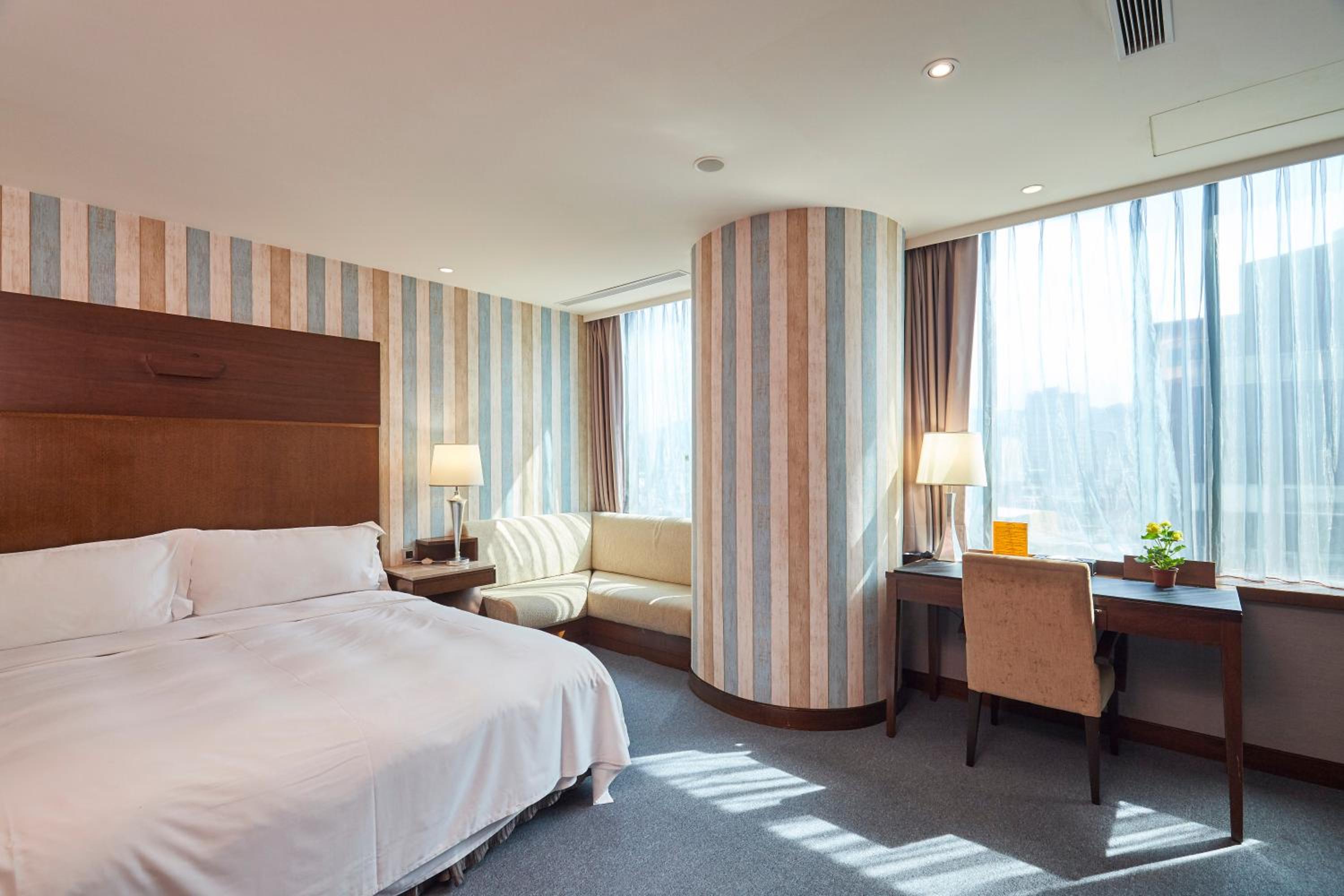Deluxe Double Room with Taipei 101 View photo 2