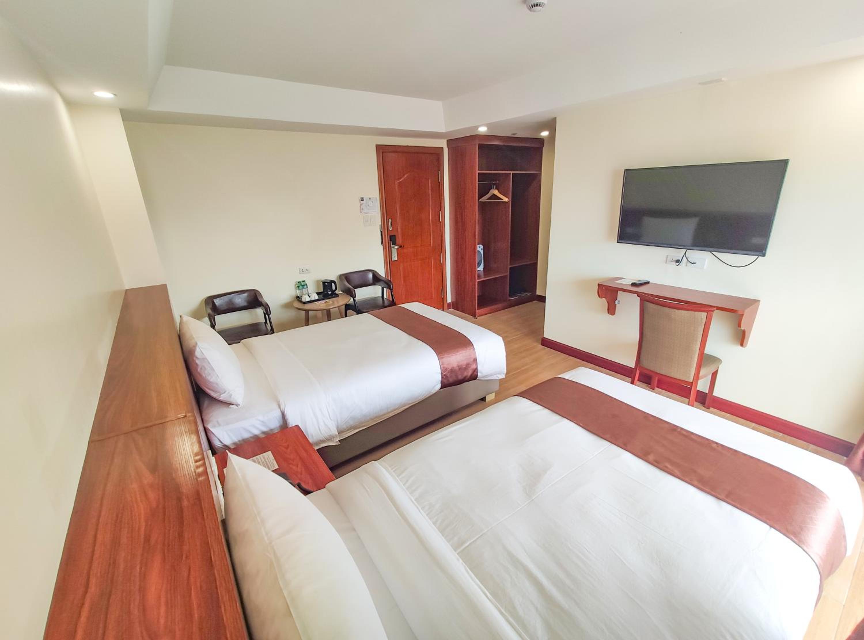 Double Room with Two Double Beds - Photo 2