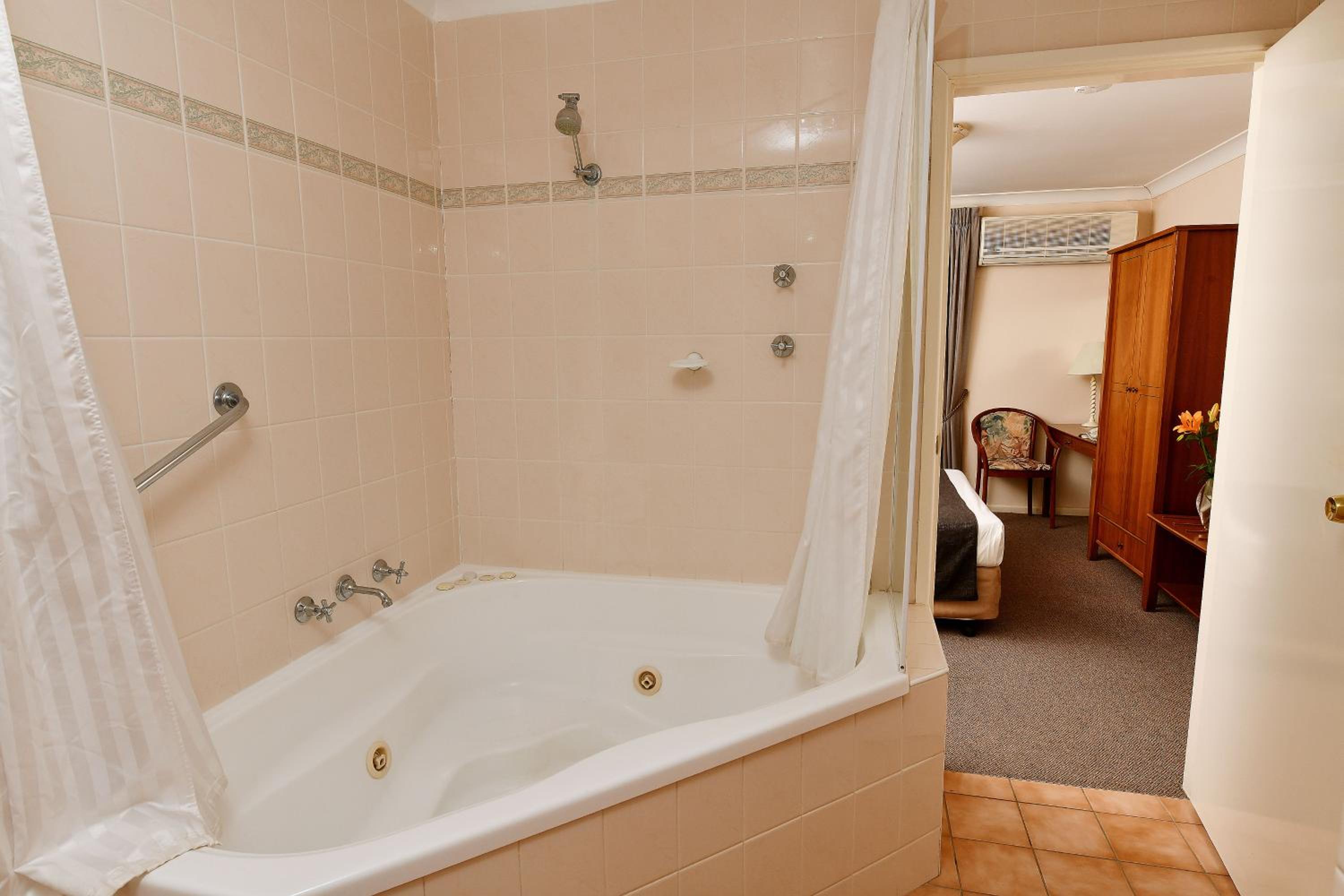Queen Room with Spa Bath photo 3