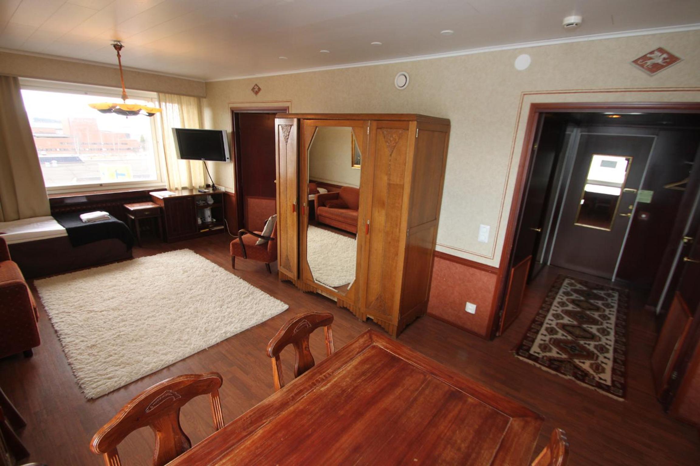 Suite - Photo 3