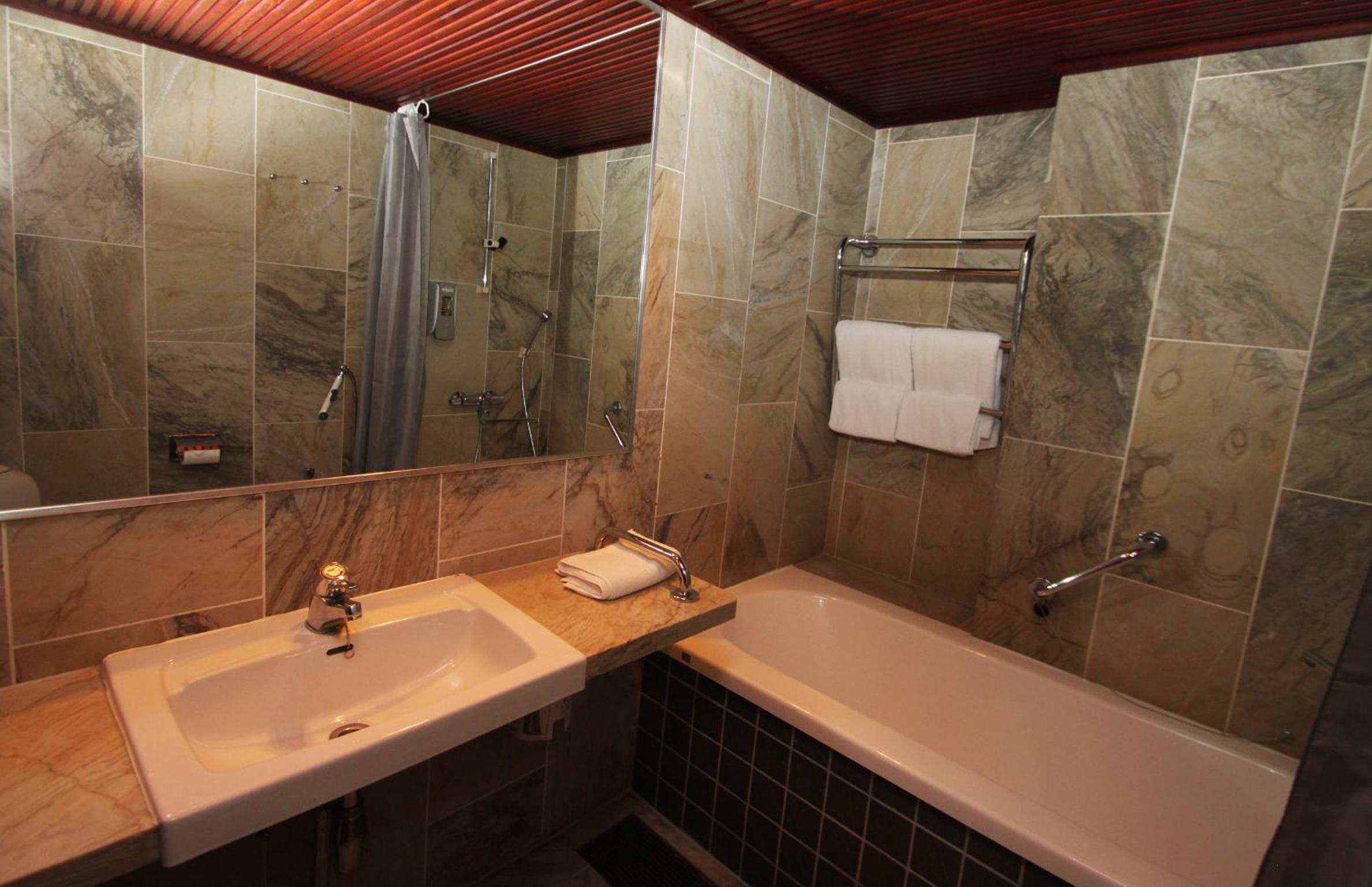 Suite - Photo 10