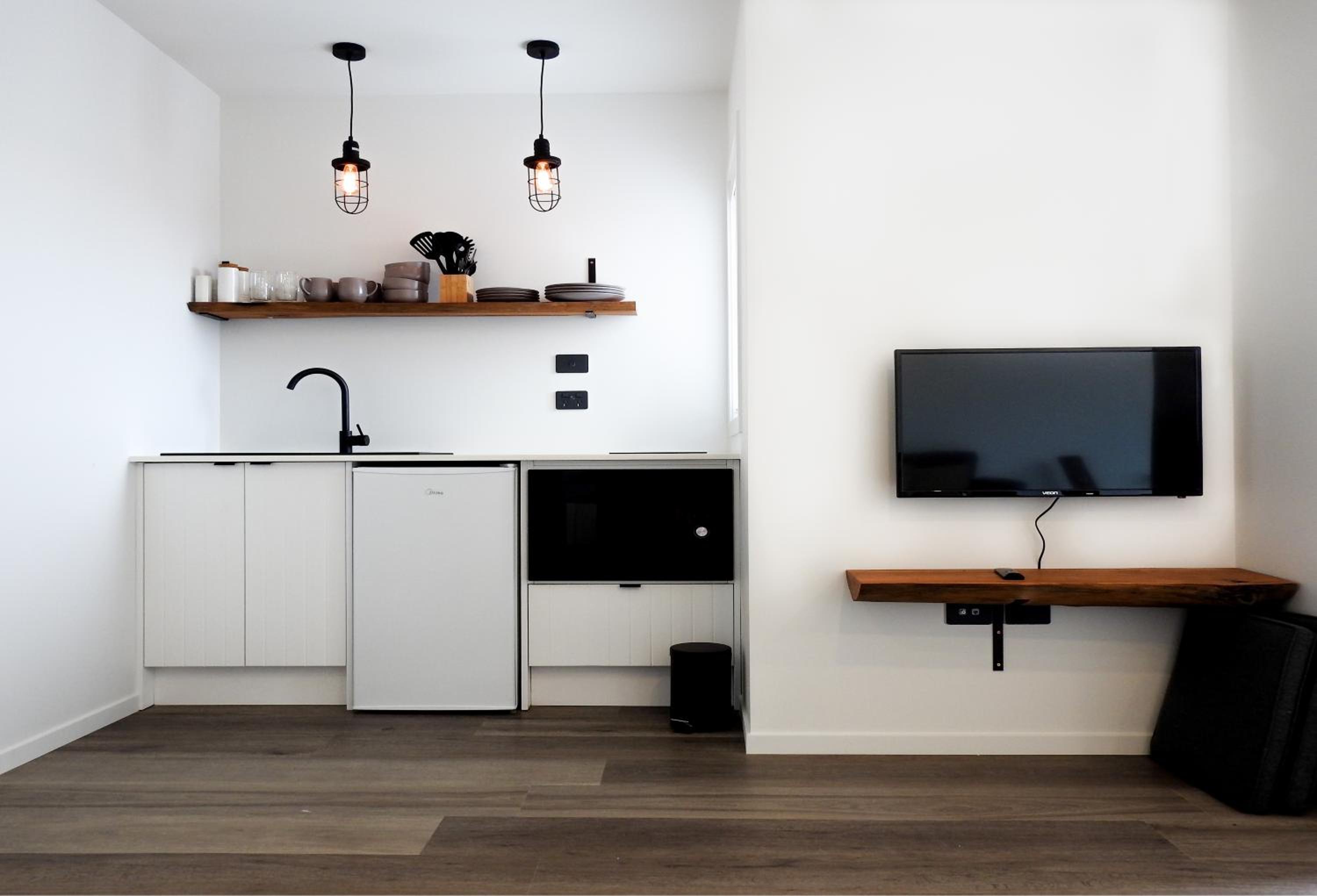 One-Bedroom Apartment - Photo 2