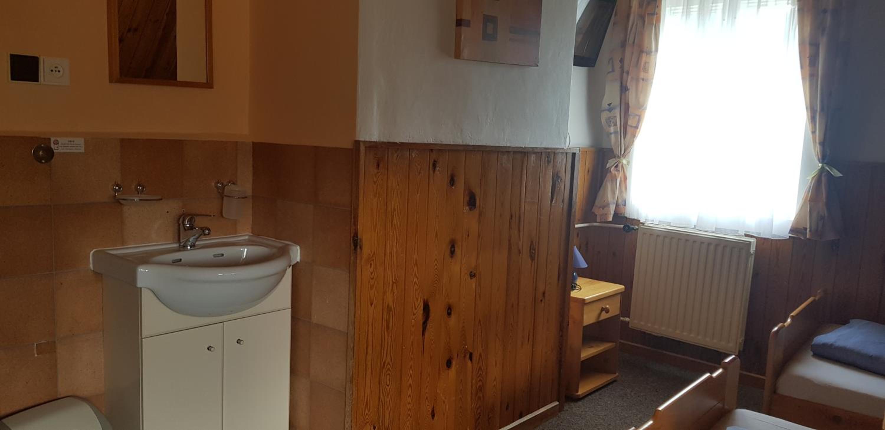 Economy Twin Room photo 1