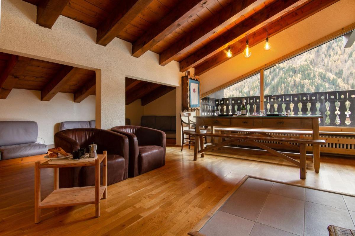 Apartment with Mountain View