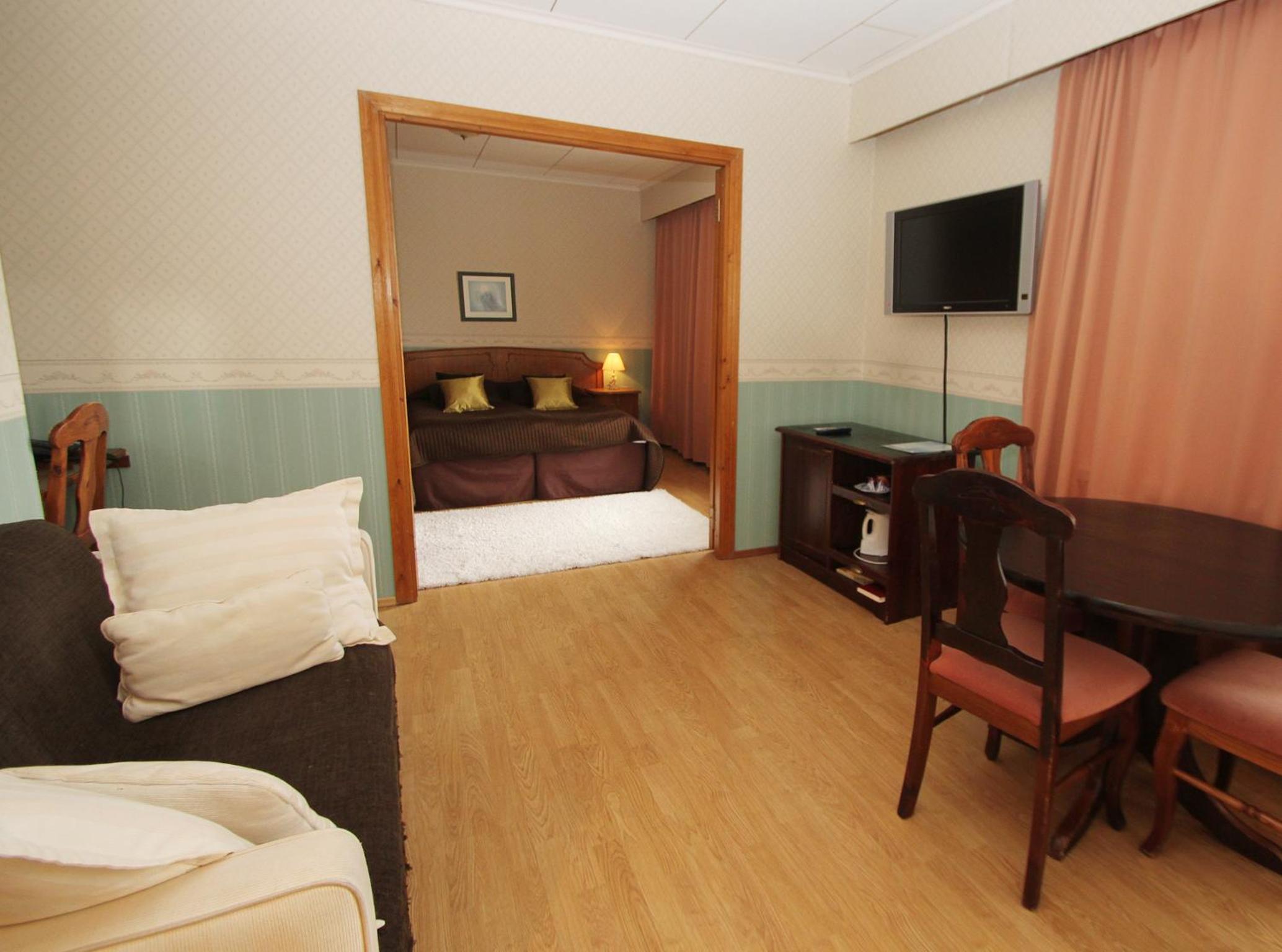 Suite - Photo 11