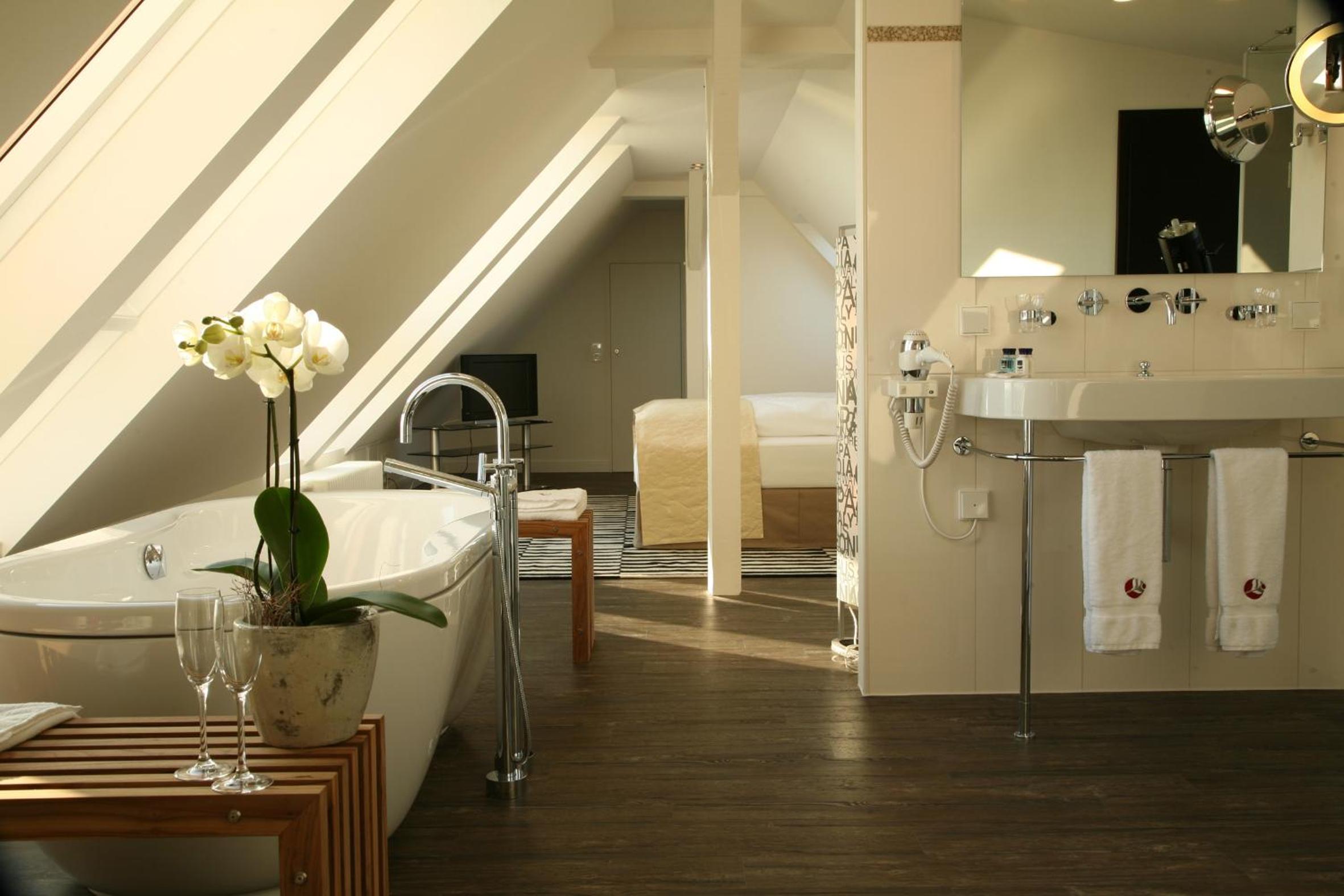 Deluxe Suite - Photo 8