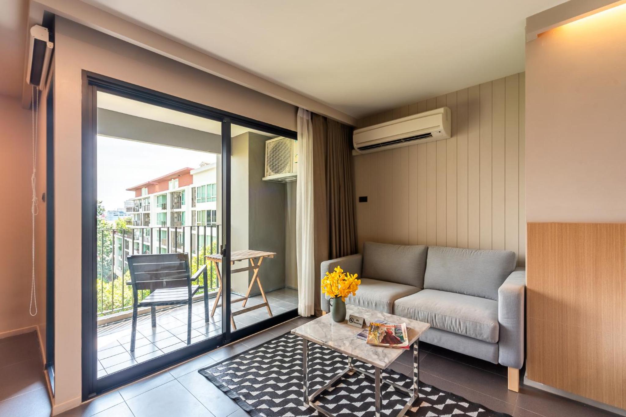 Premier King Room with Balcony photo 3