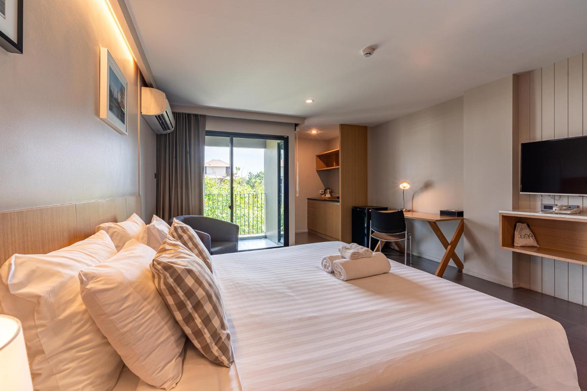 Deluxe Double Room with Balcony photo 2