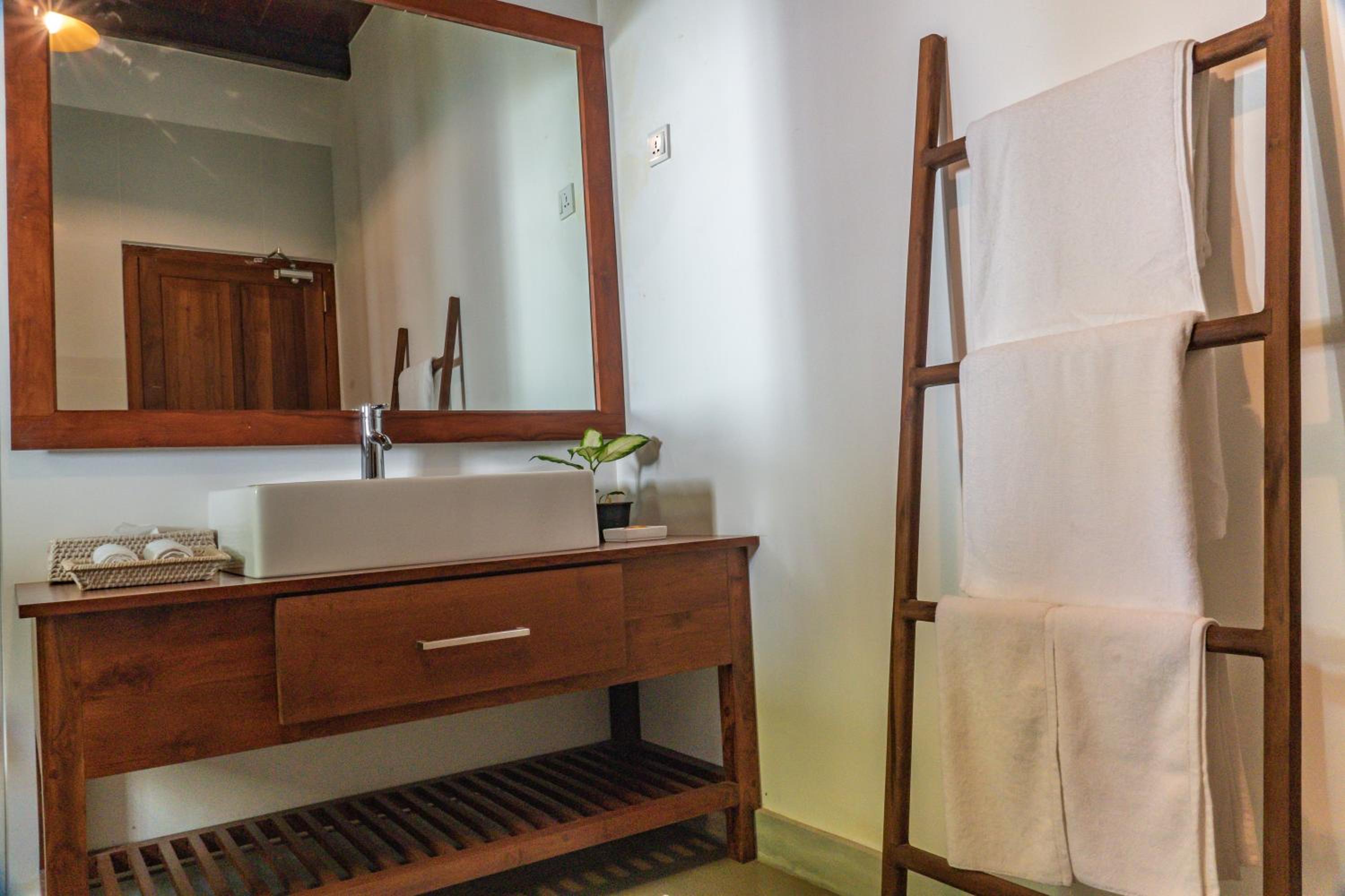 Deluxe King Room - Photo 4