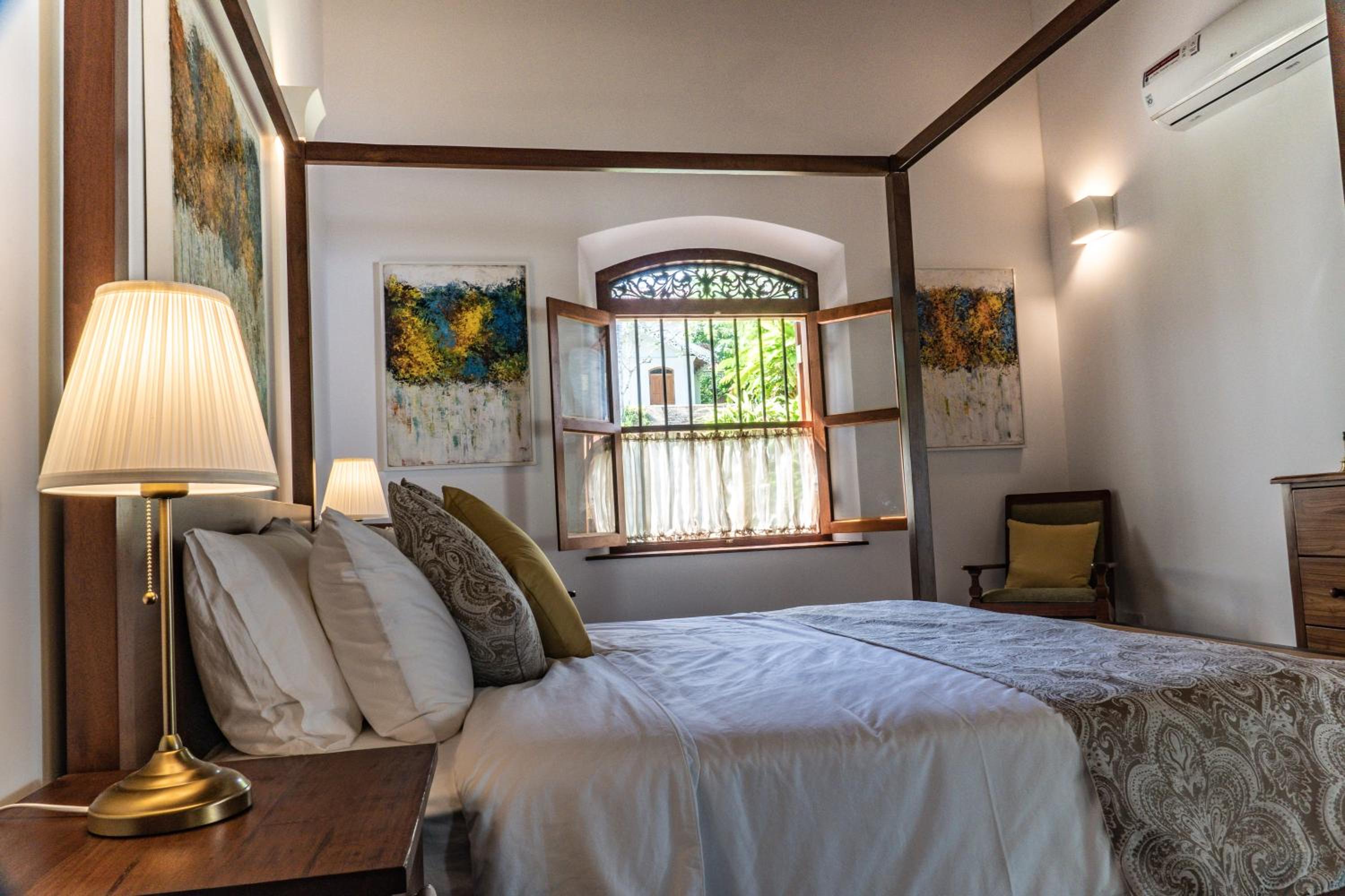 Deluxe King Room - Photo 2