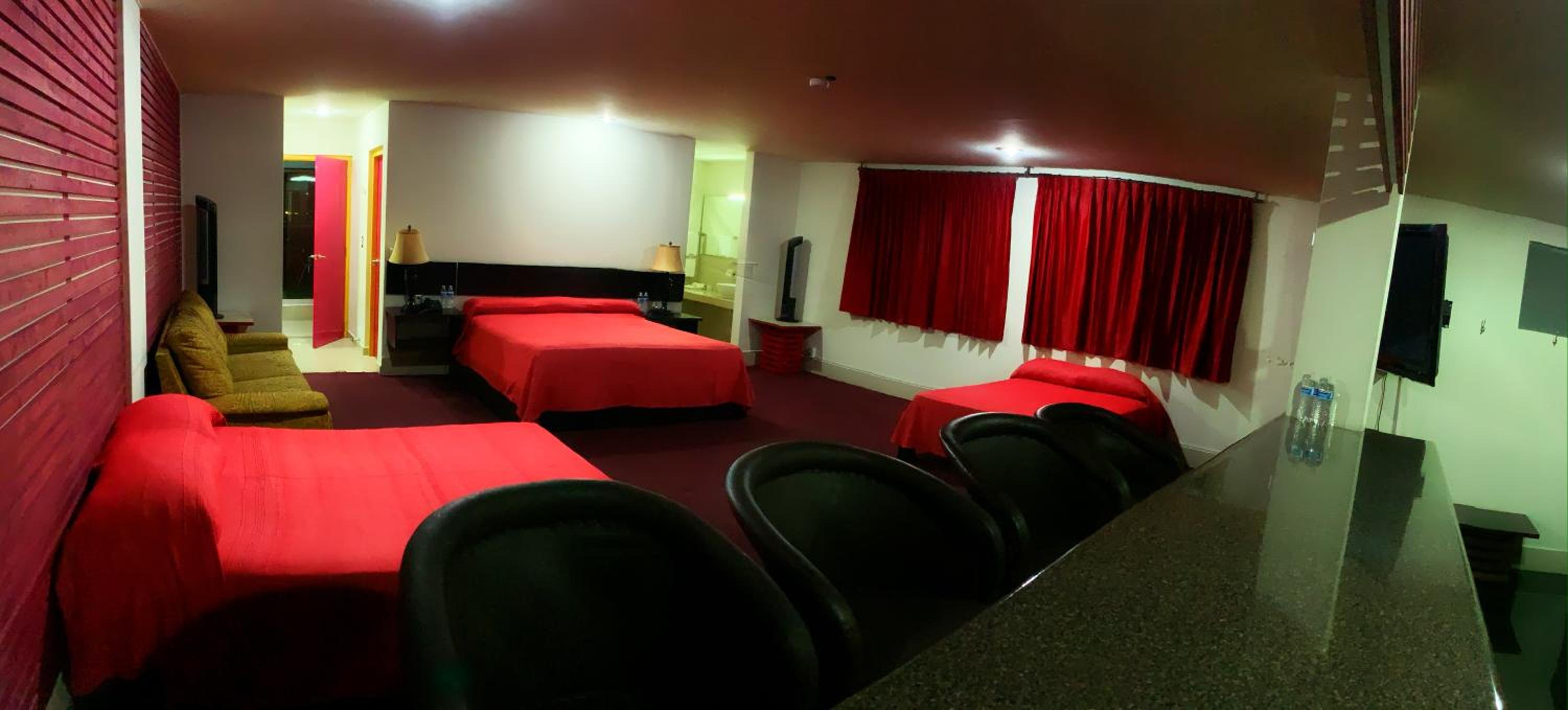 Superior Family Room photo 2