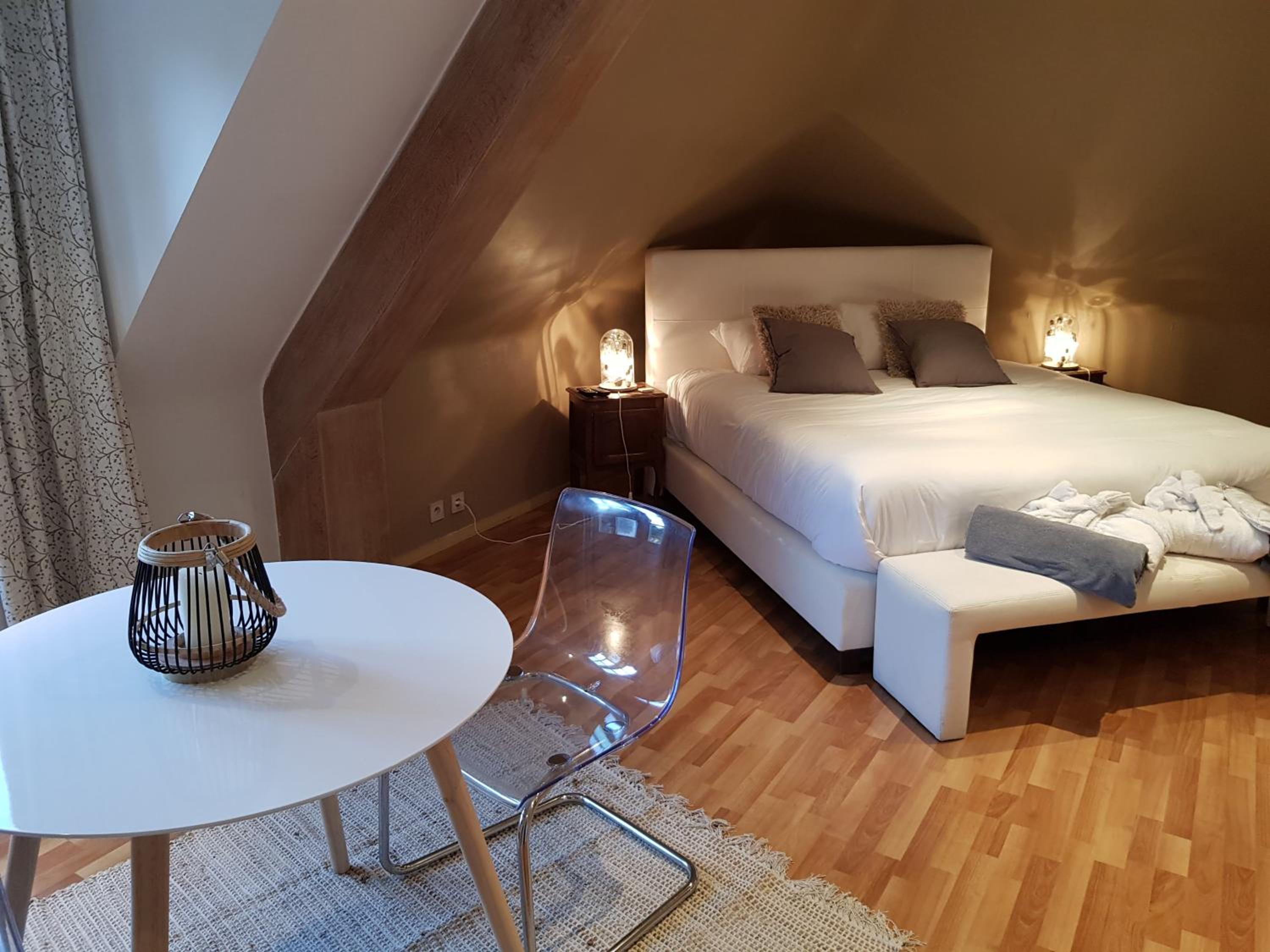 Deluxe Suite with Spa Bath photo 2