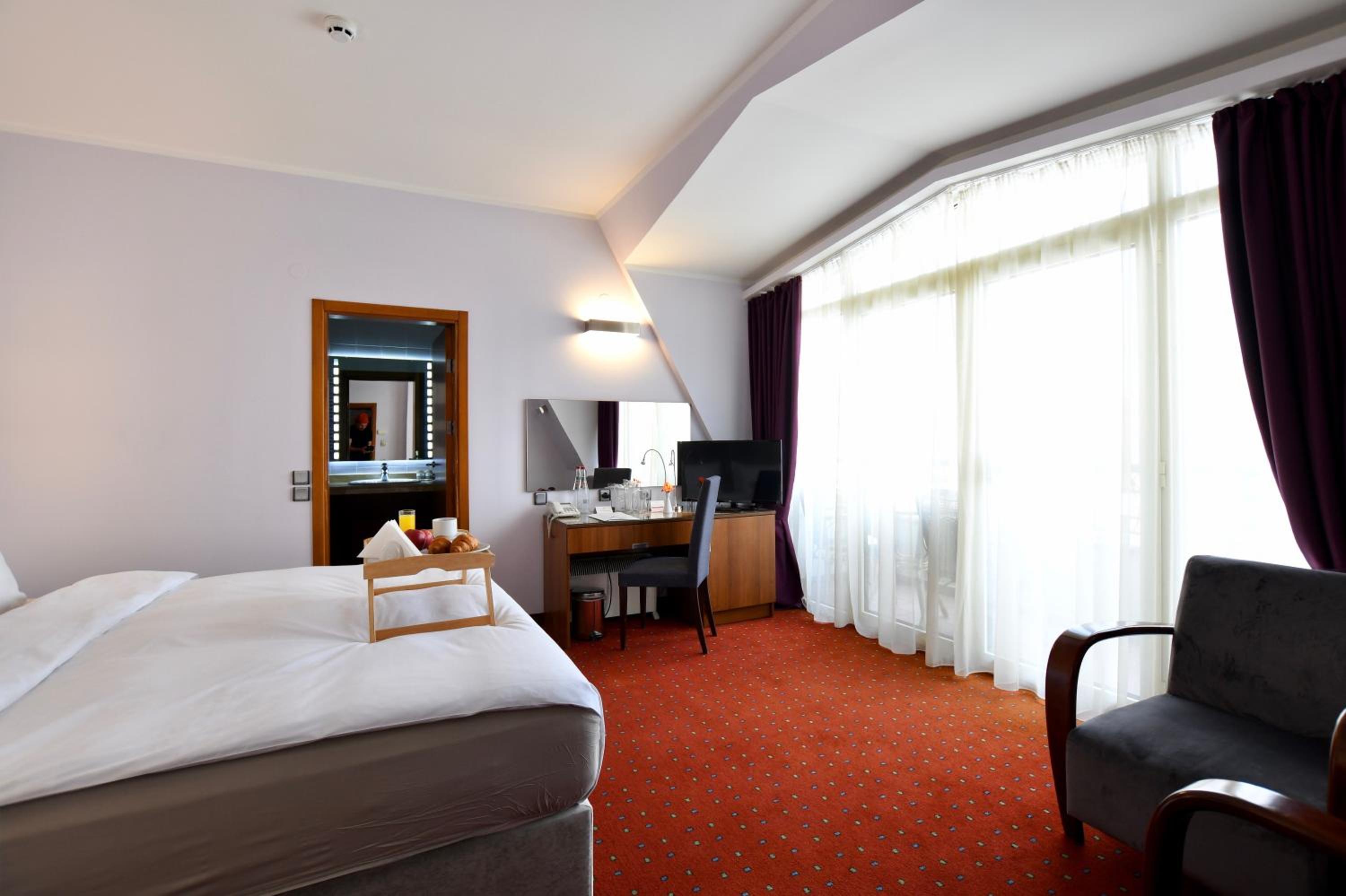 Luxury Double Room with City View & Balcony - Free VIP package - Photo 1