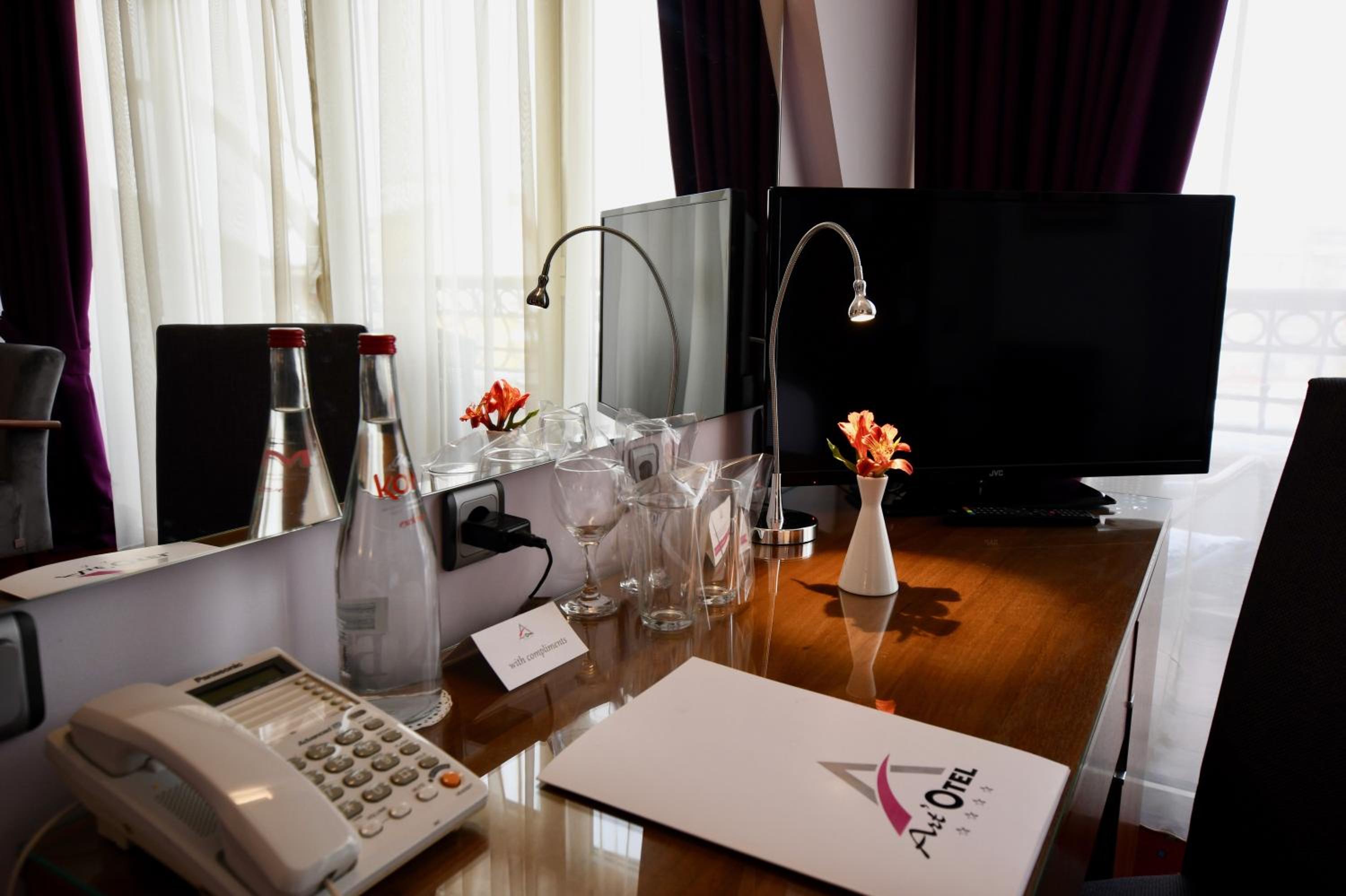 Luxury Double Room with City View & Balcony - Free VIP package - Photo 3