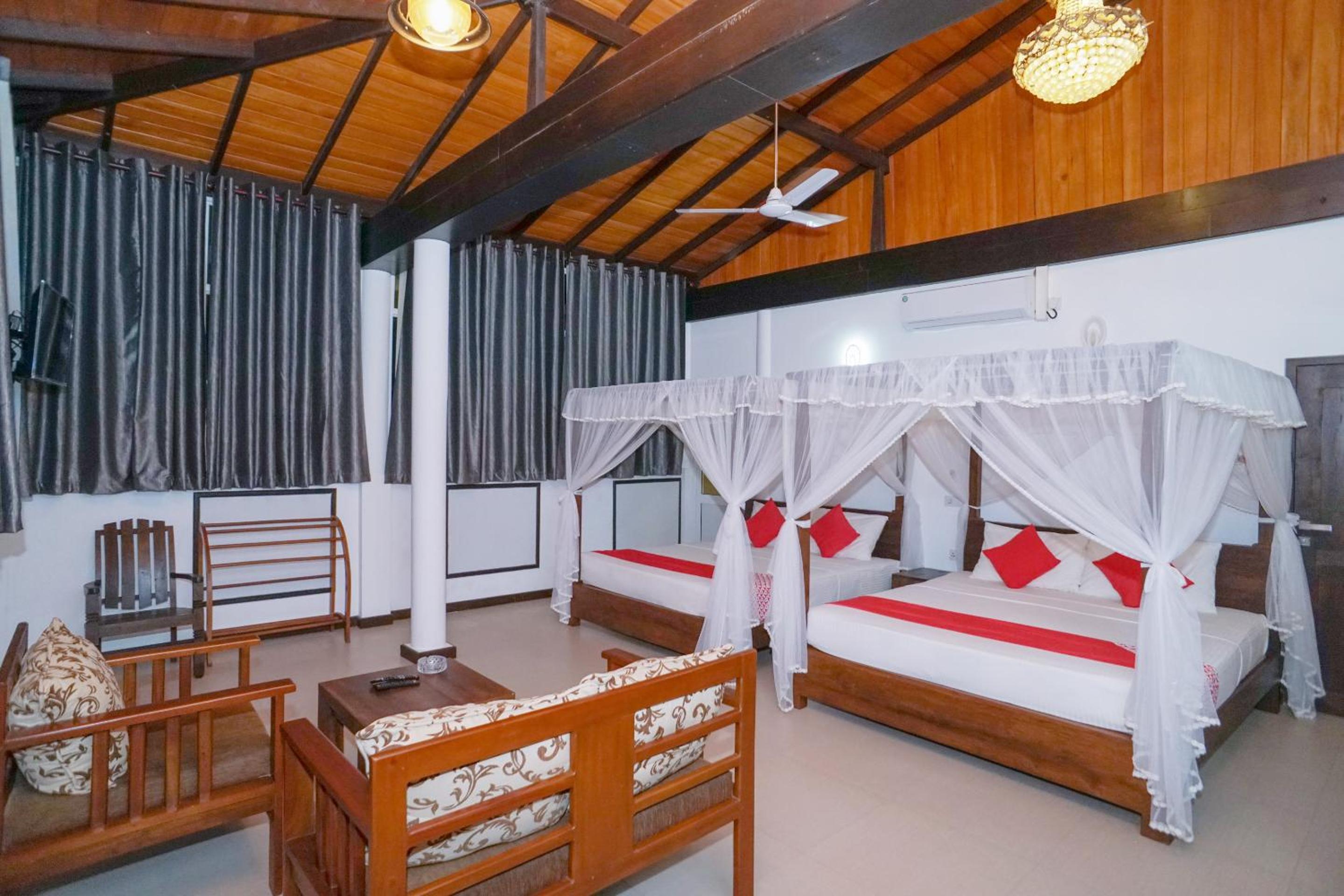 Deluxe King Suite photo 1