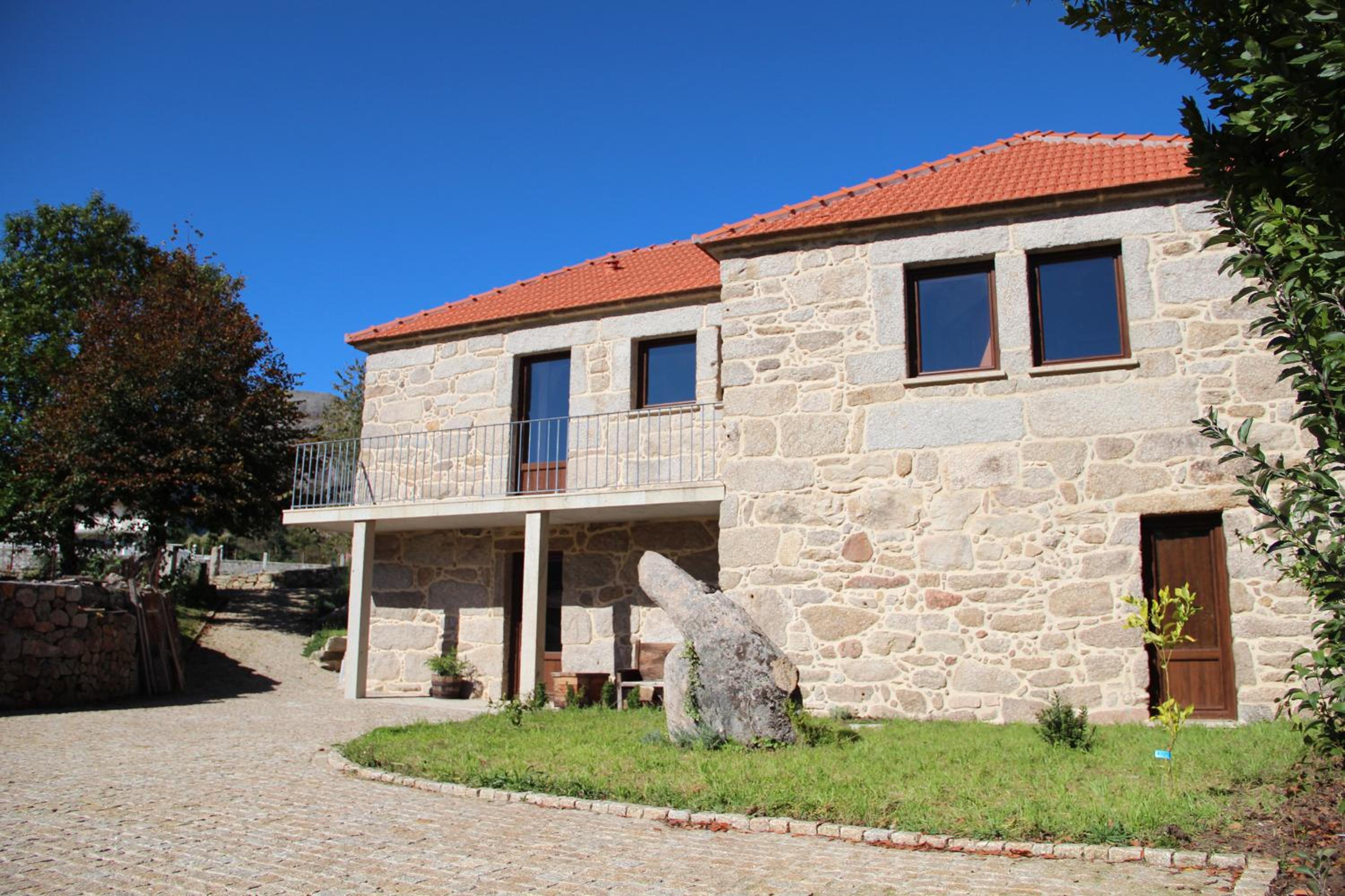 Six-Bedroom House photo 3